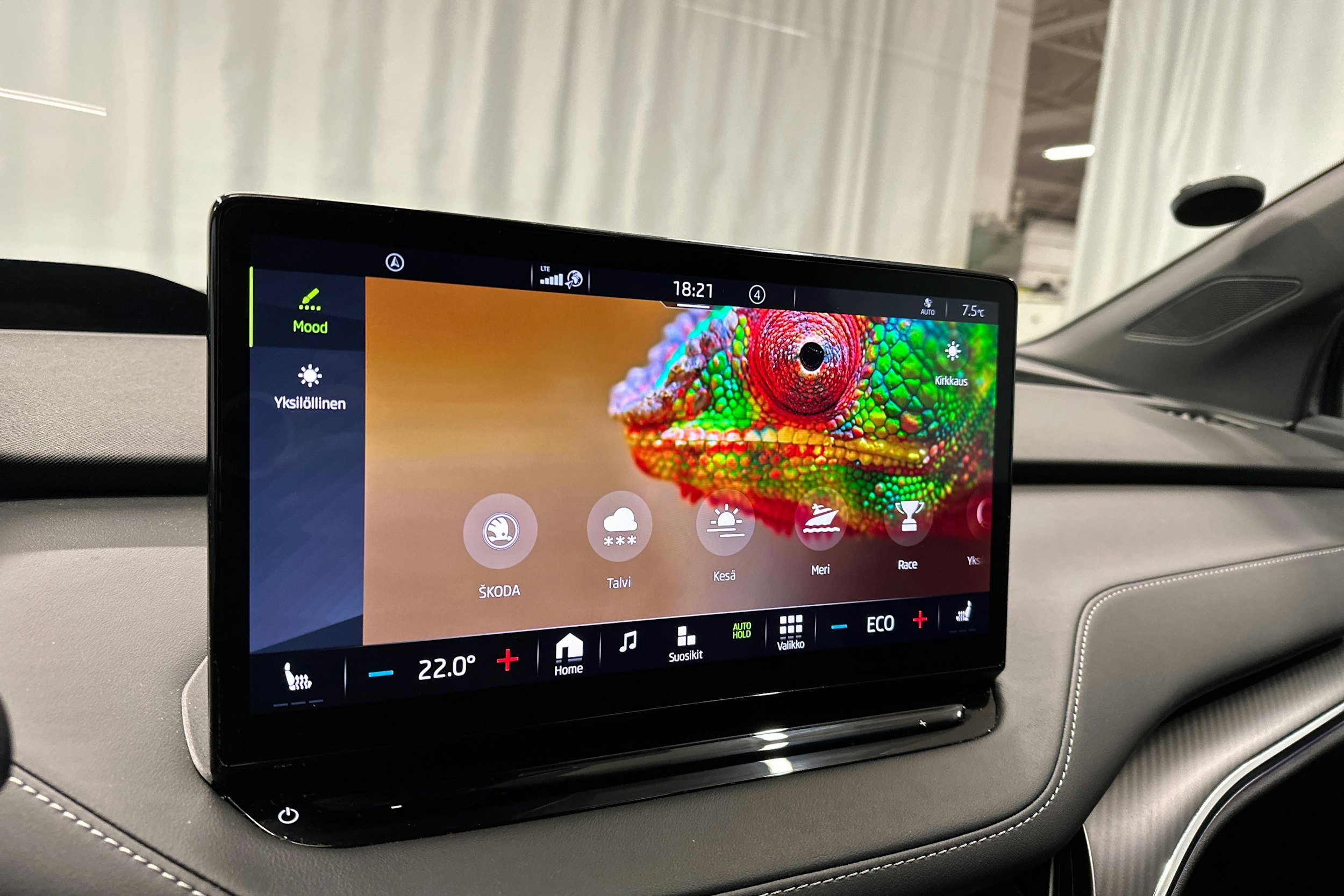 harmaa Skoda Enyaq 2024 kuva 29.