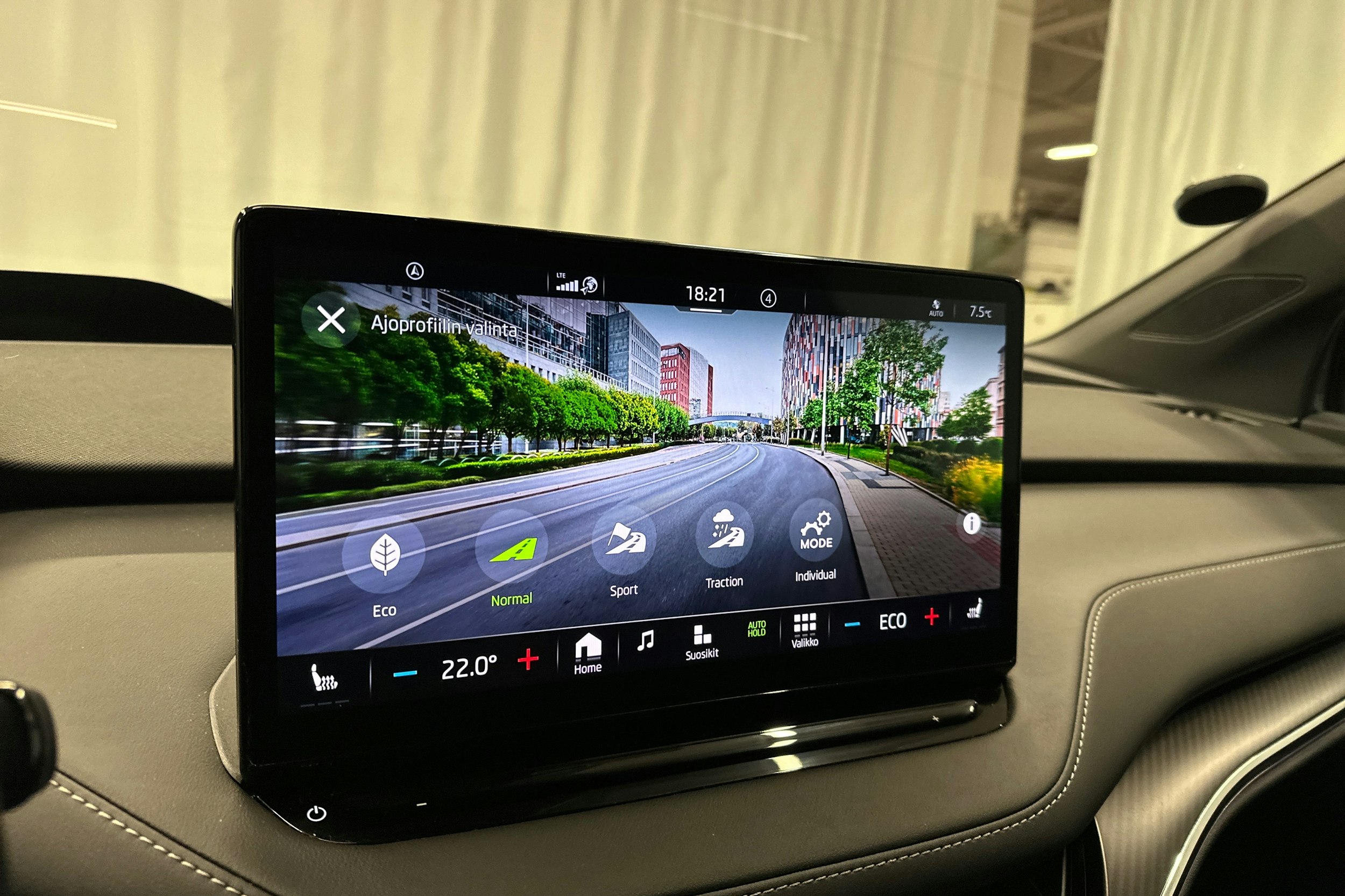 harmaa Skoda Enyaq 2024 kuva 31.