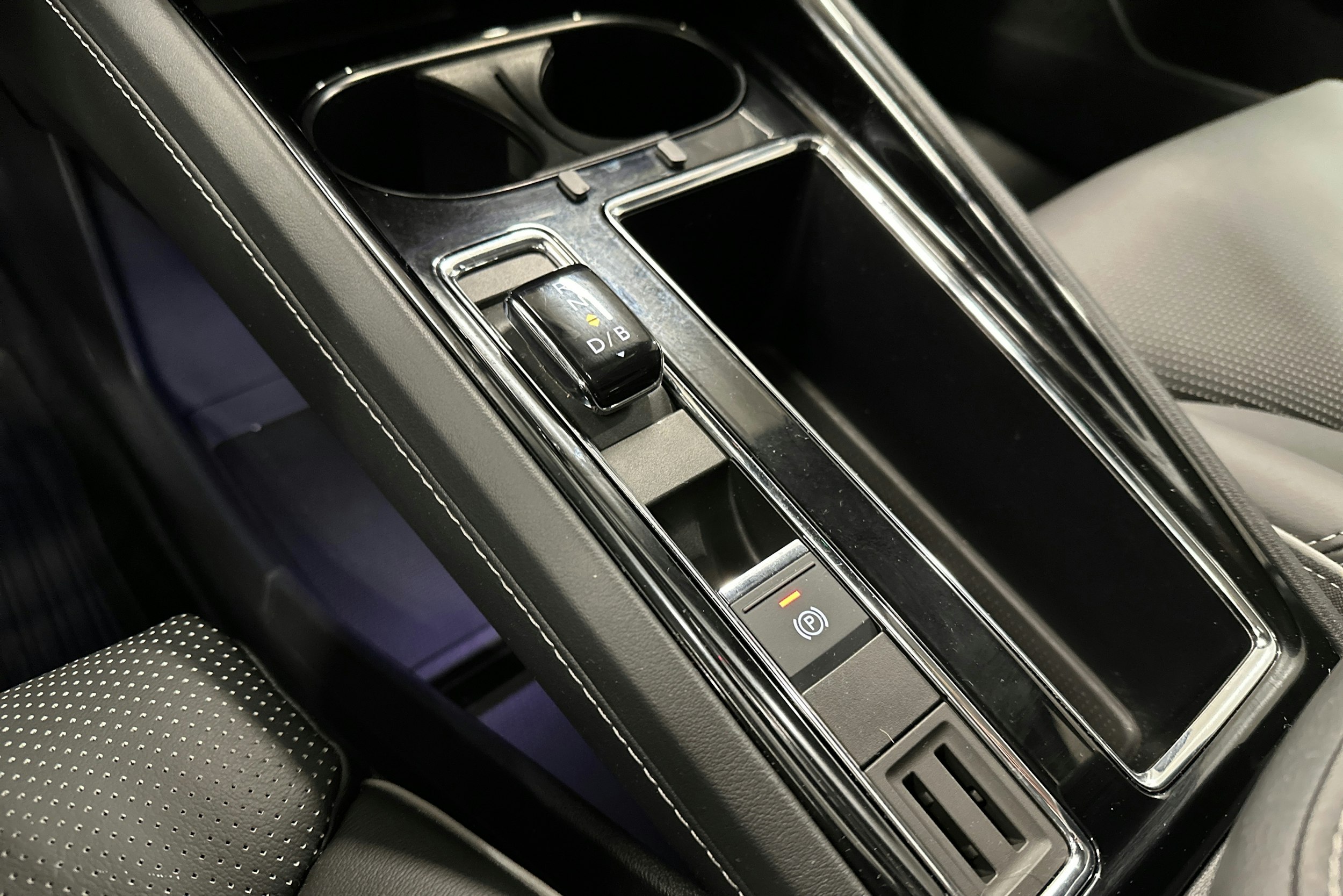 harmaa Skoda Enyaq 2024 kuva 34.