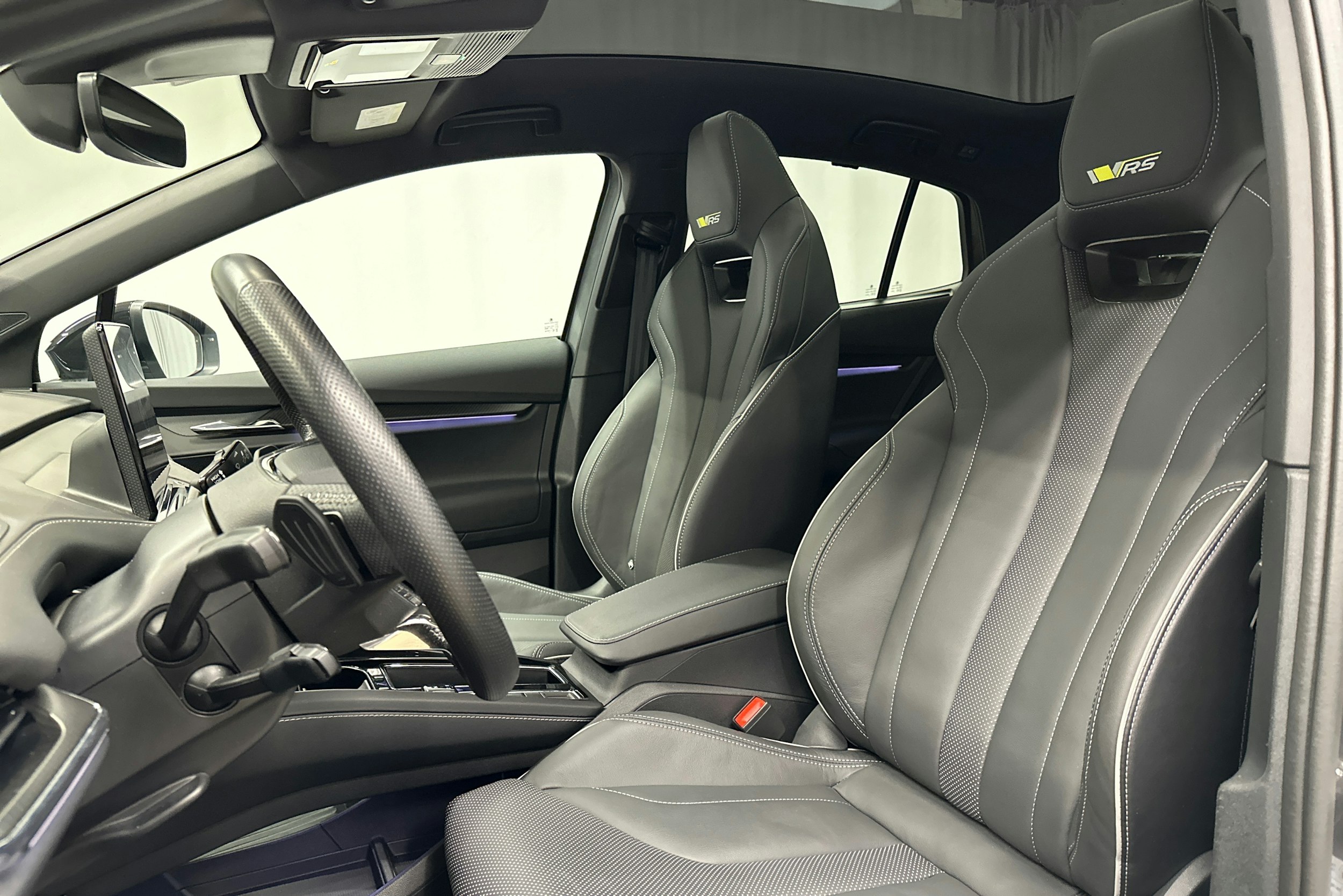 harmaa Skoda Enyaq 2024 kuva 36.