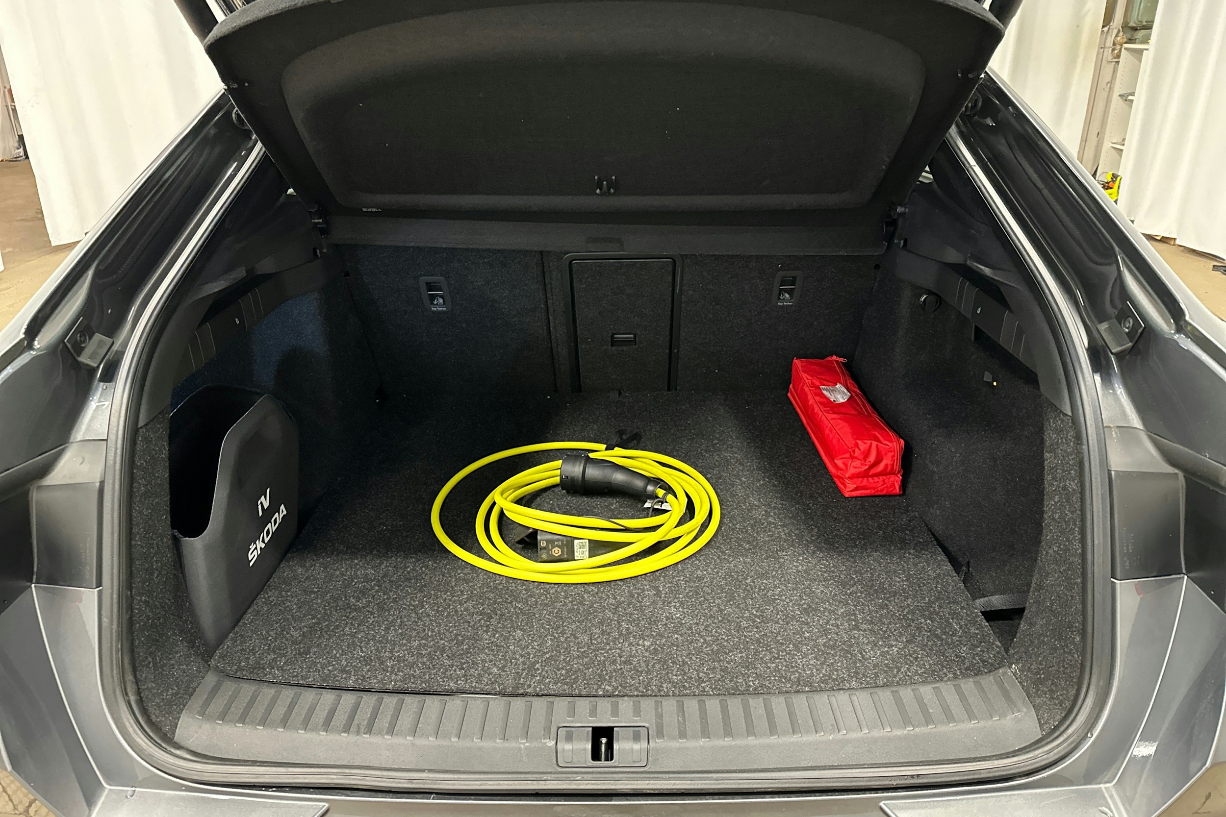 harmaa Skoda Enyaq 2024 kuva 40.