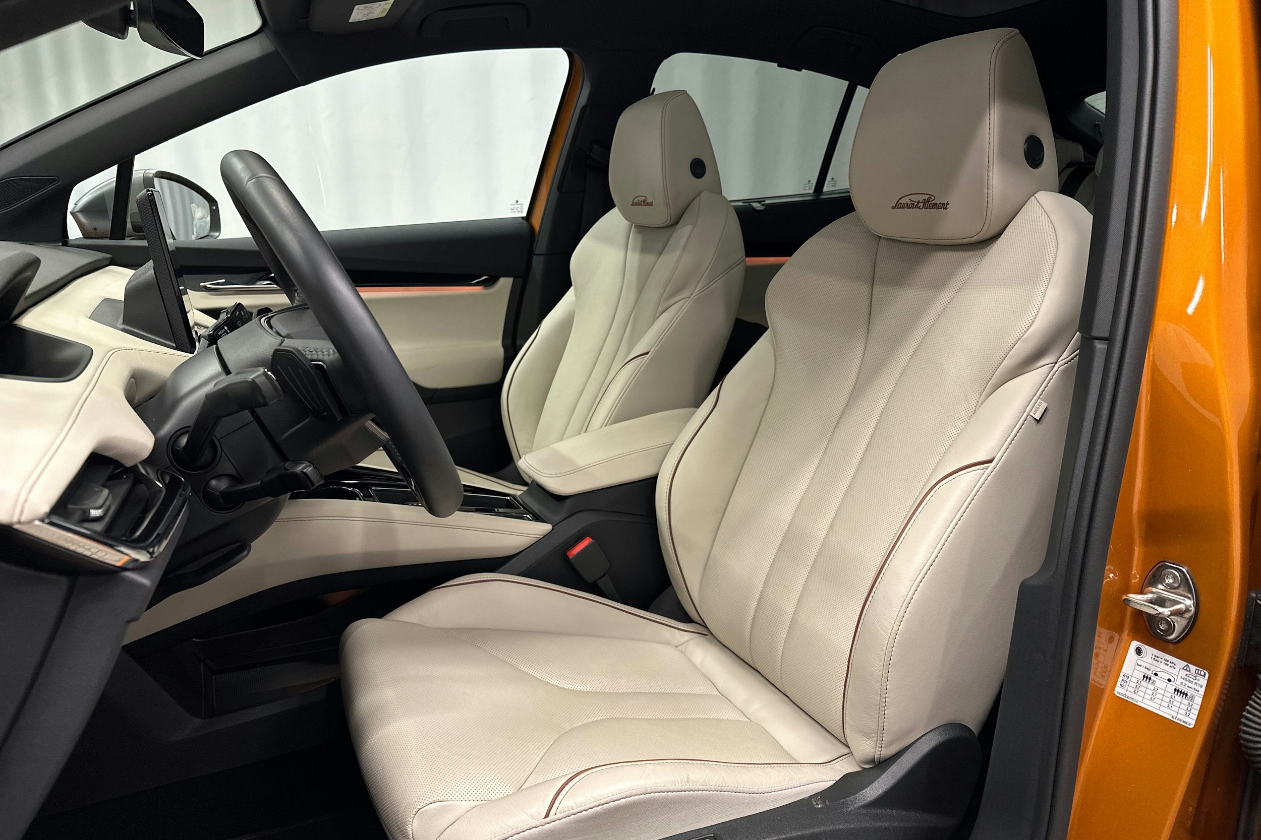 oranssi Skoda Enyaq 2024 kuva 17.
