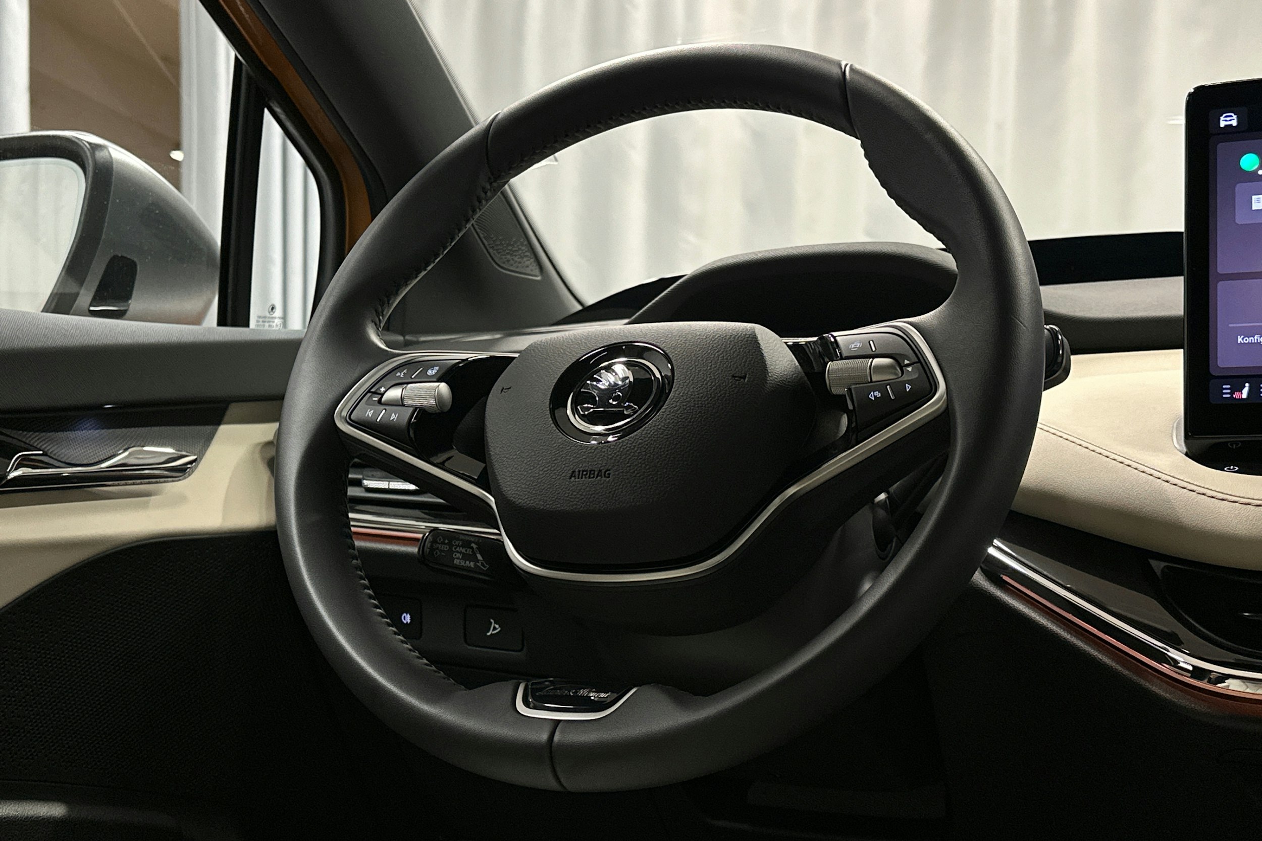 oranssi Skoda Enyaq 2024 kuva 21.