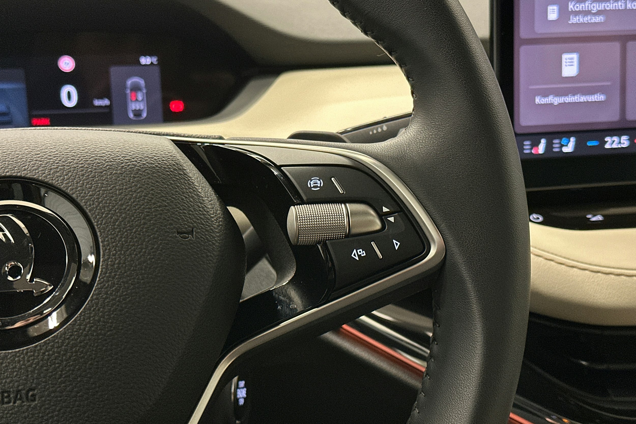 oranssi Skoda Enyaq 2024 kuva 23.