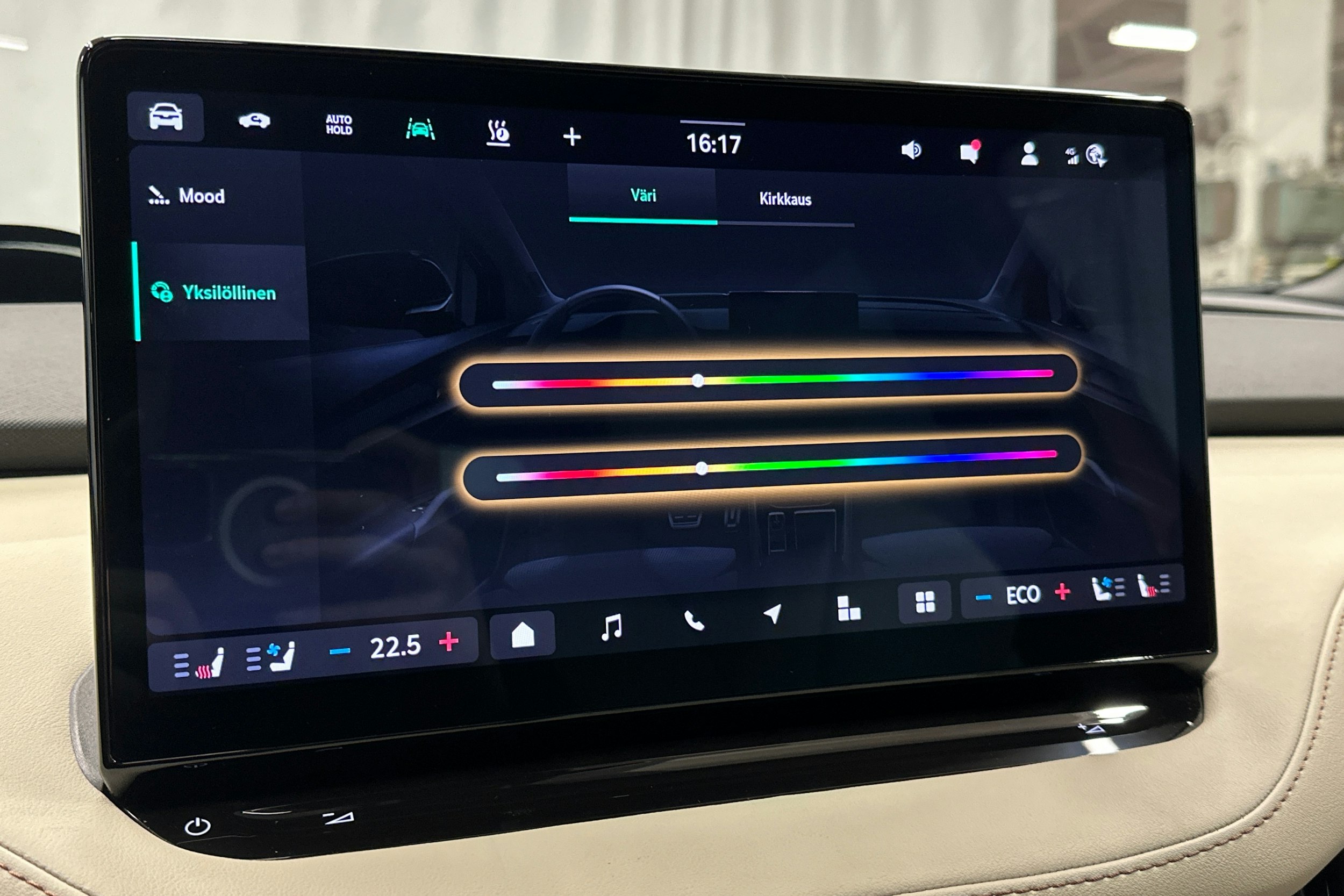 oranssi Skoda Enyaq 2024 kuva 29.