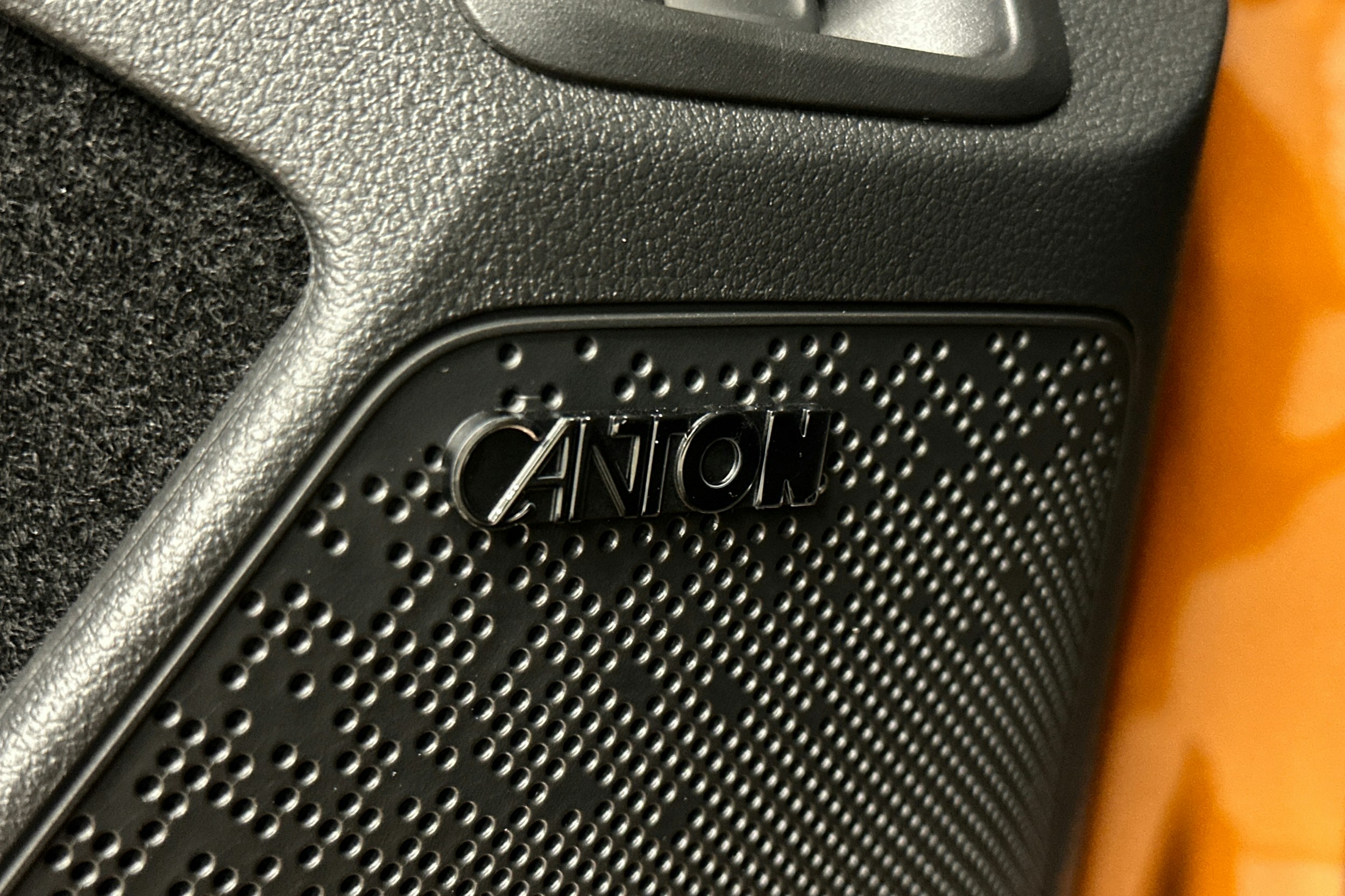 oranssi Skoda Enyaq 2024 kuva 34.