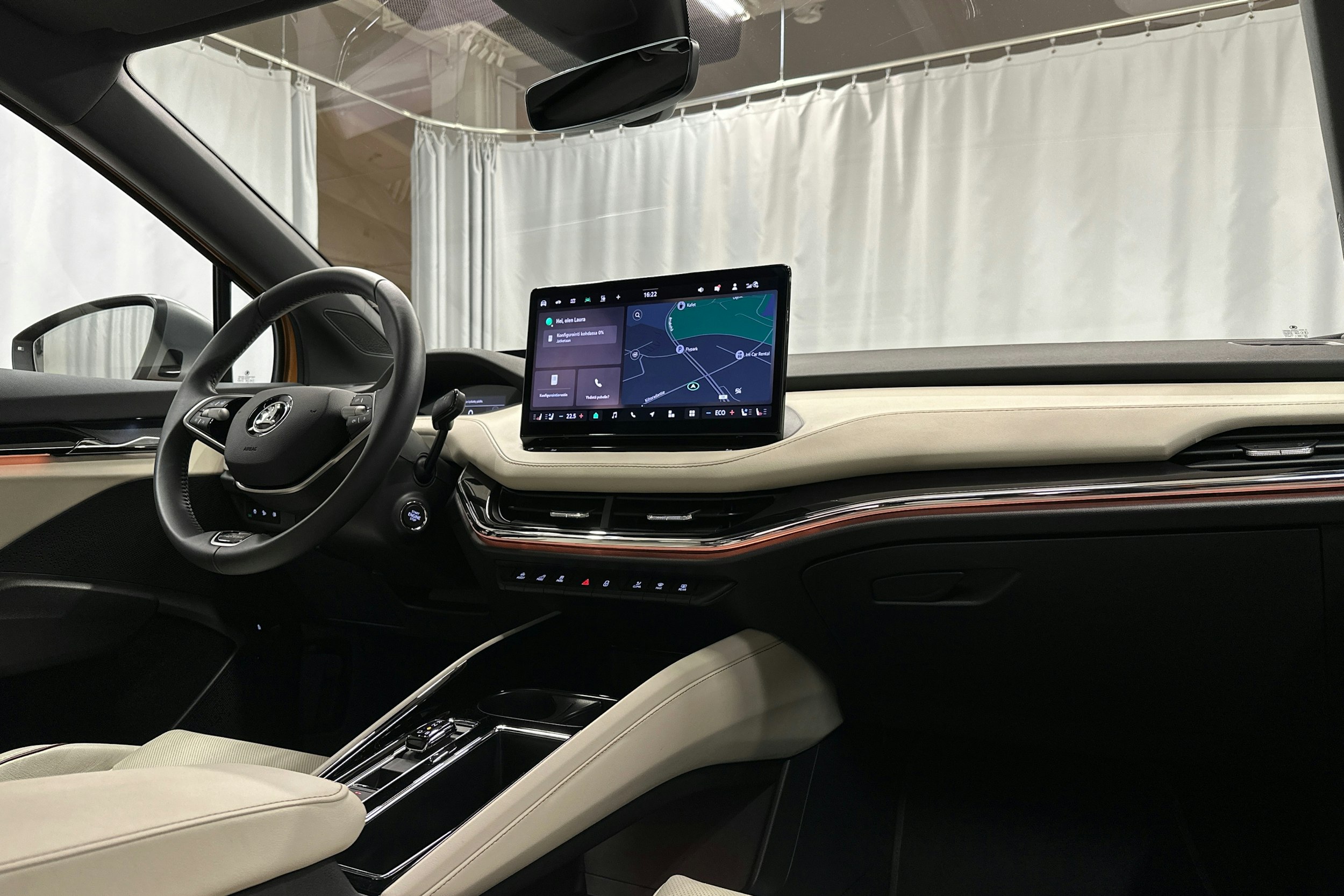 oranssi Skoda Enyaq 2024 kuva 35.