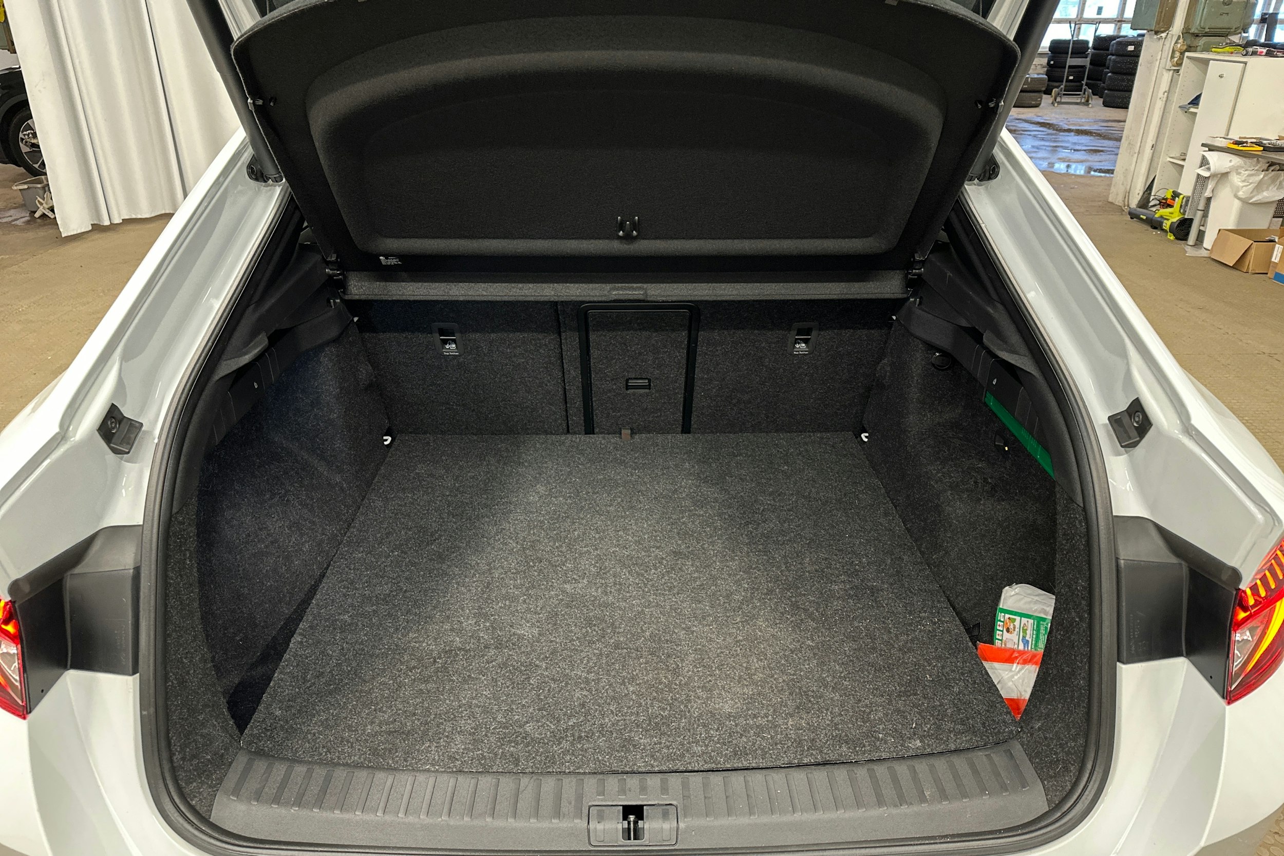 valkoinen Skoda Enyaq 2025 kuva 14.