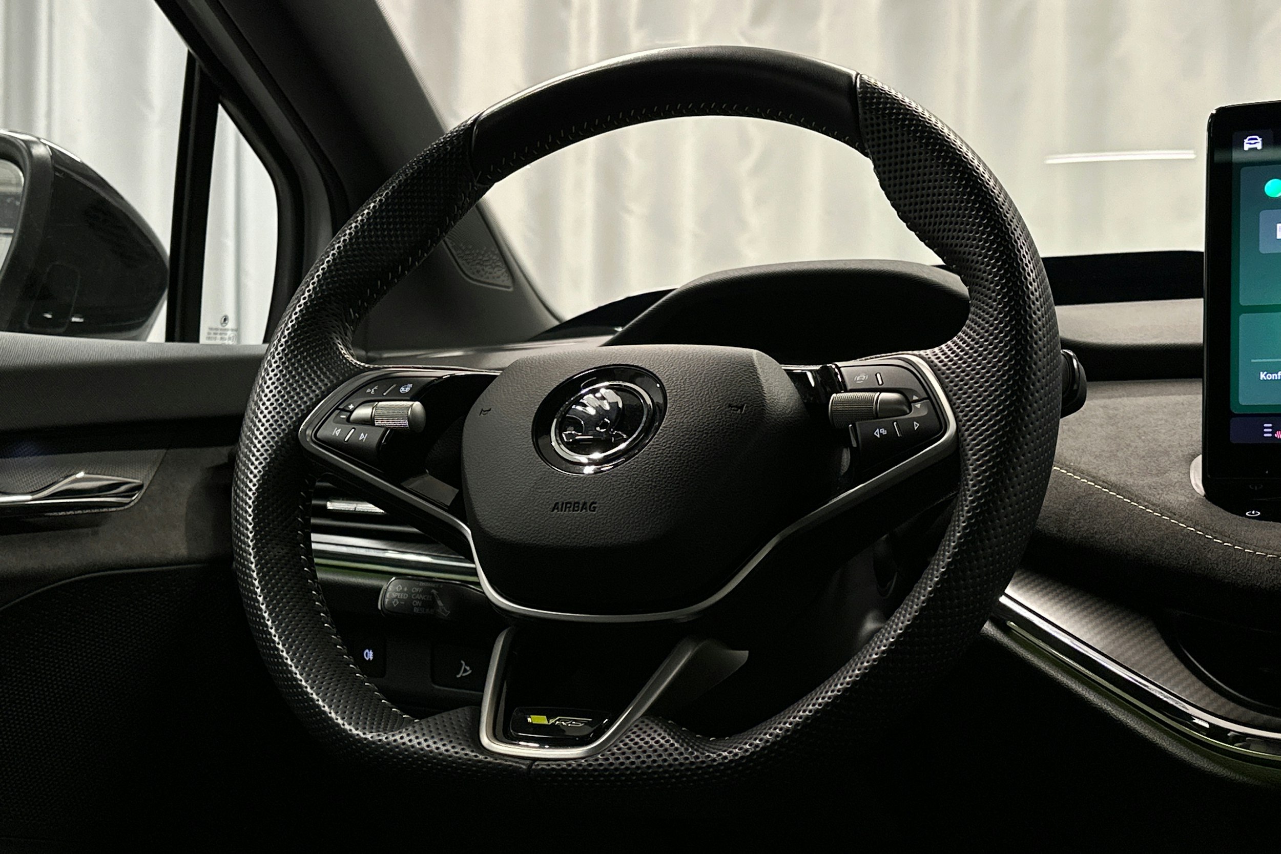 valkoinen Skoda Enyaq 2025 kuva 21.