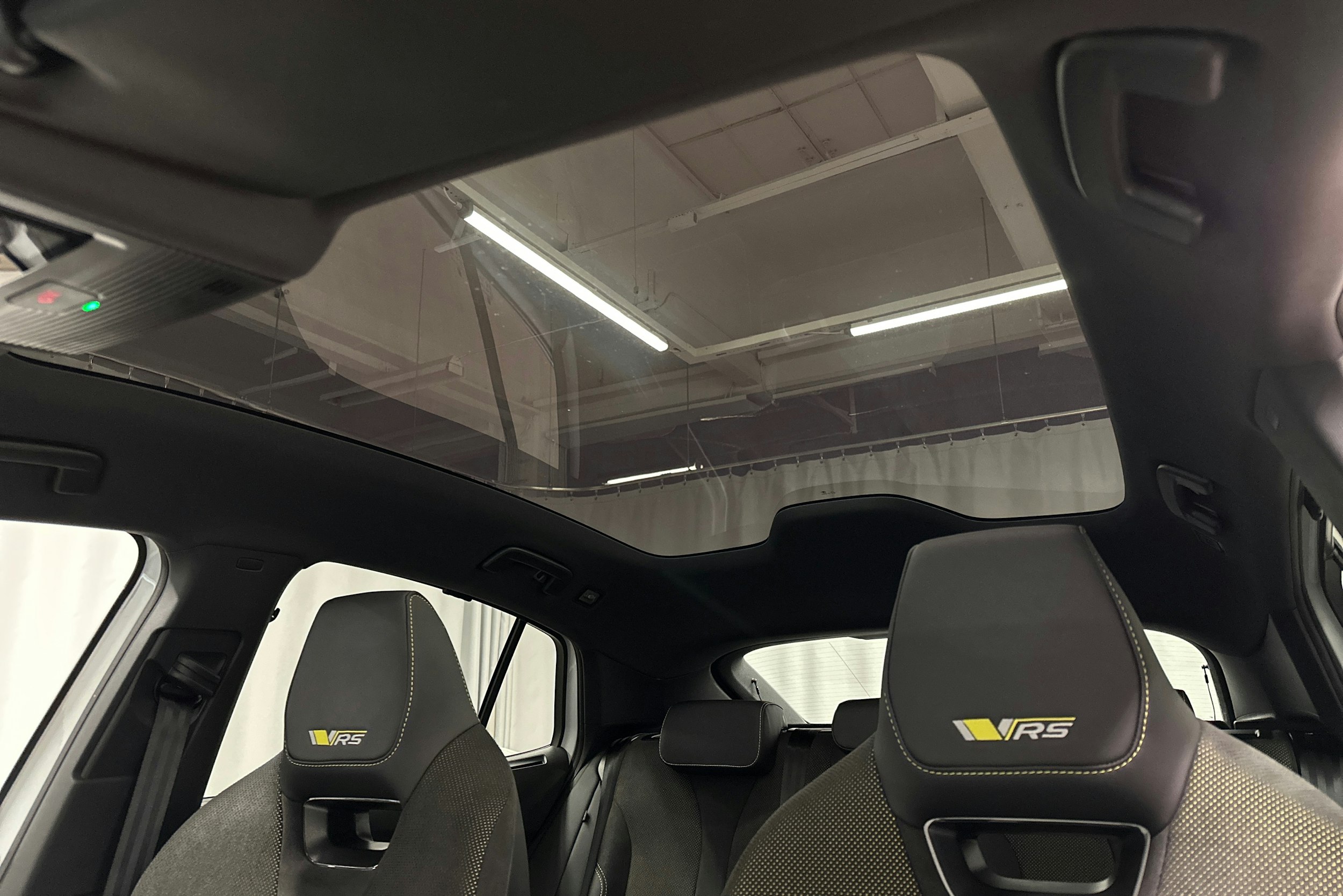 valkoinen Skoda Enyaq 2025 kuva 37.