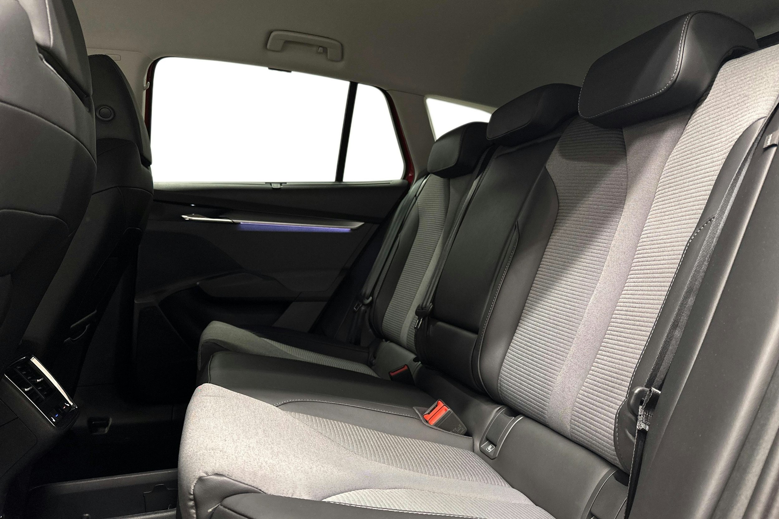 punainen Skoda Enyaq 2025 kuva 10.