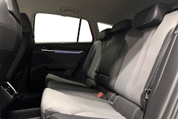 punainen Skoda Enyaq 2025 kuva 10.