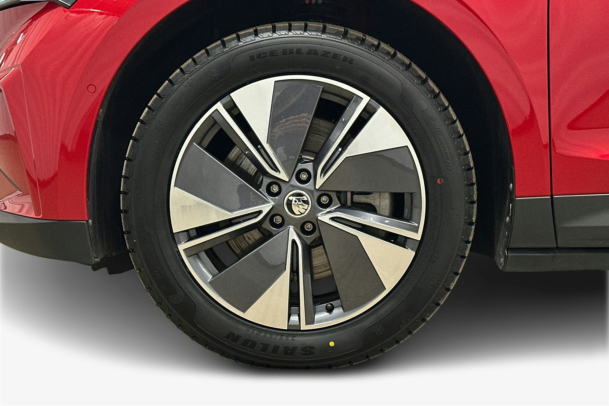 punainen Skoda Enyaq 2025 kuva 11.