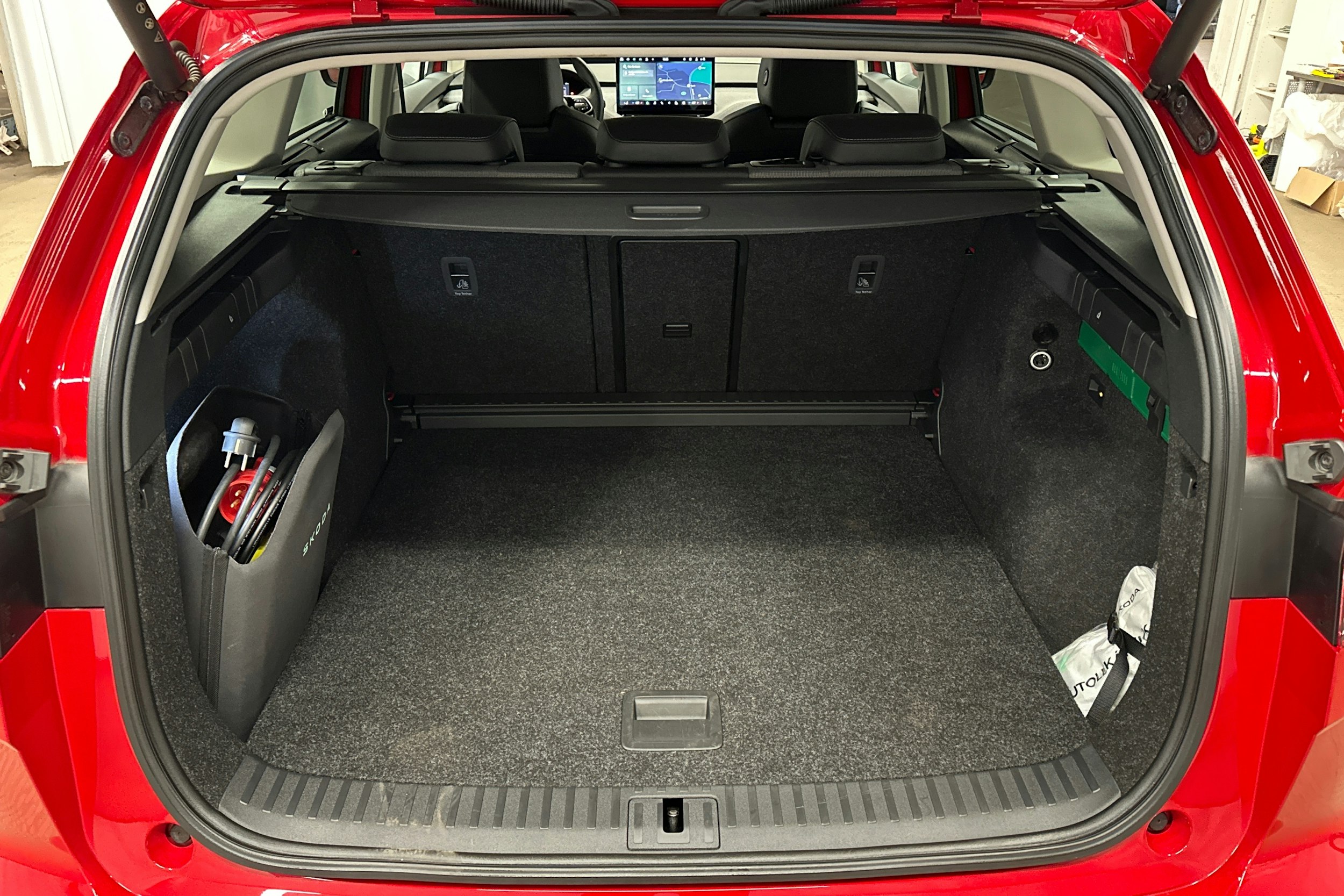 punainen Skoda Enyaq 2025 kuva 14.