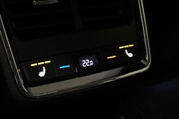 punainen Skoda Enyaq 2025 kuva 17.