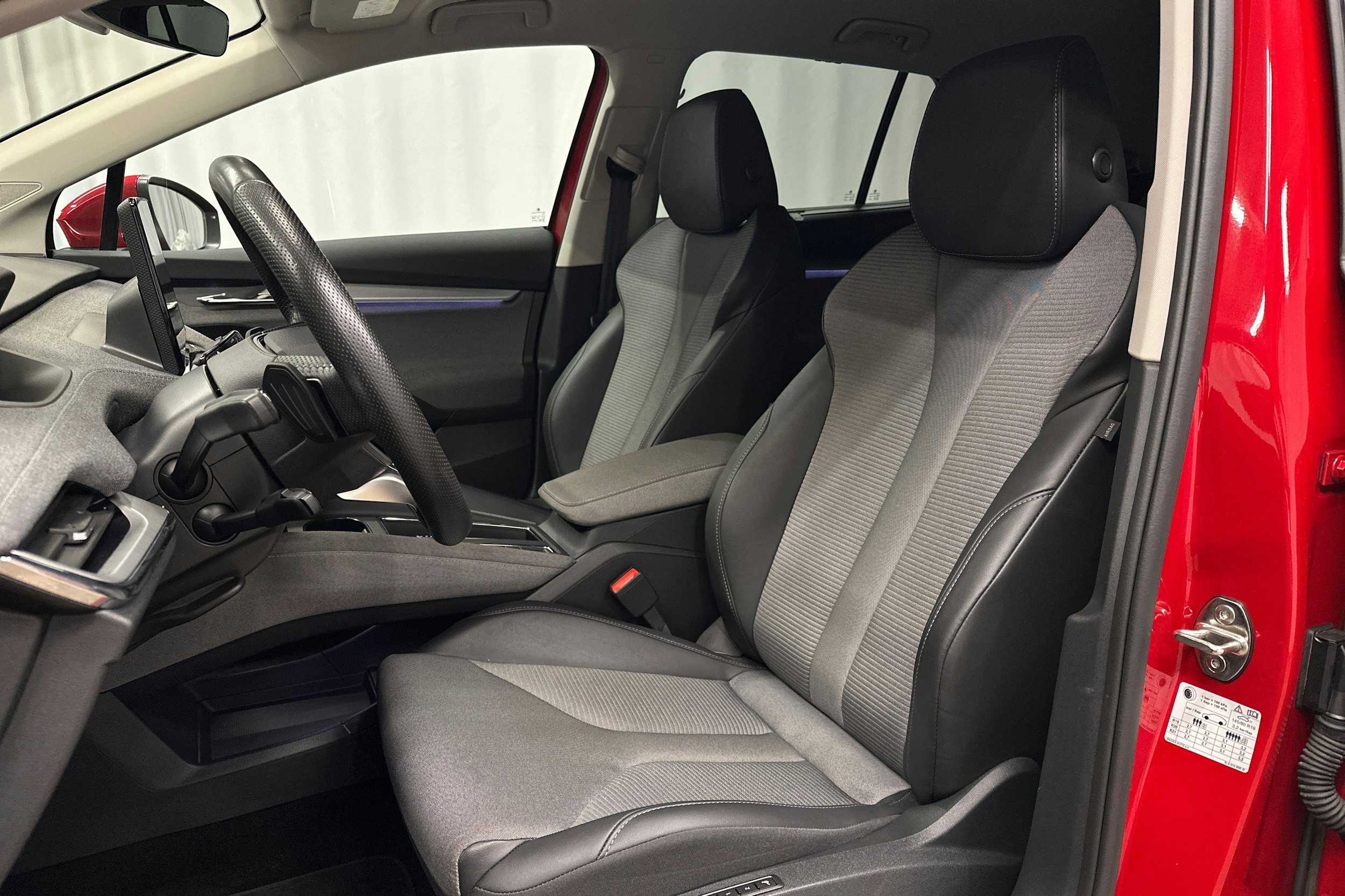 punainen Skoda Enyaq 2025 kuva 18.