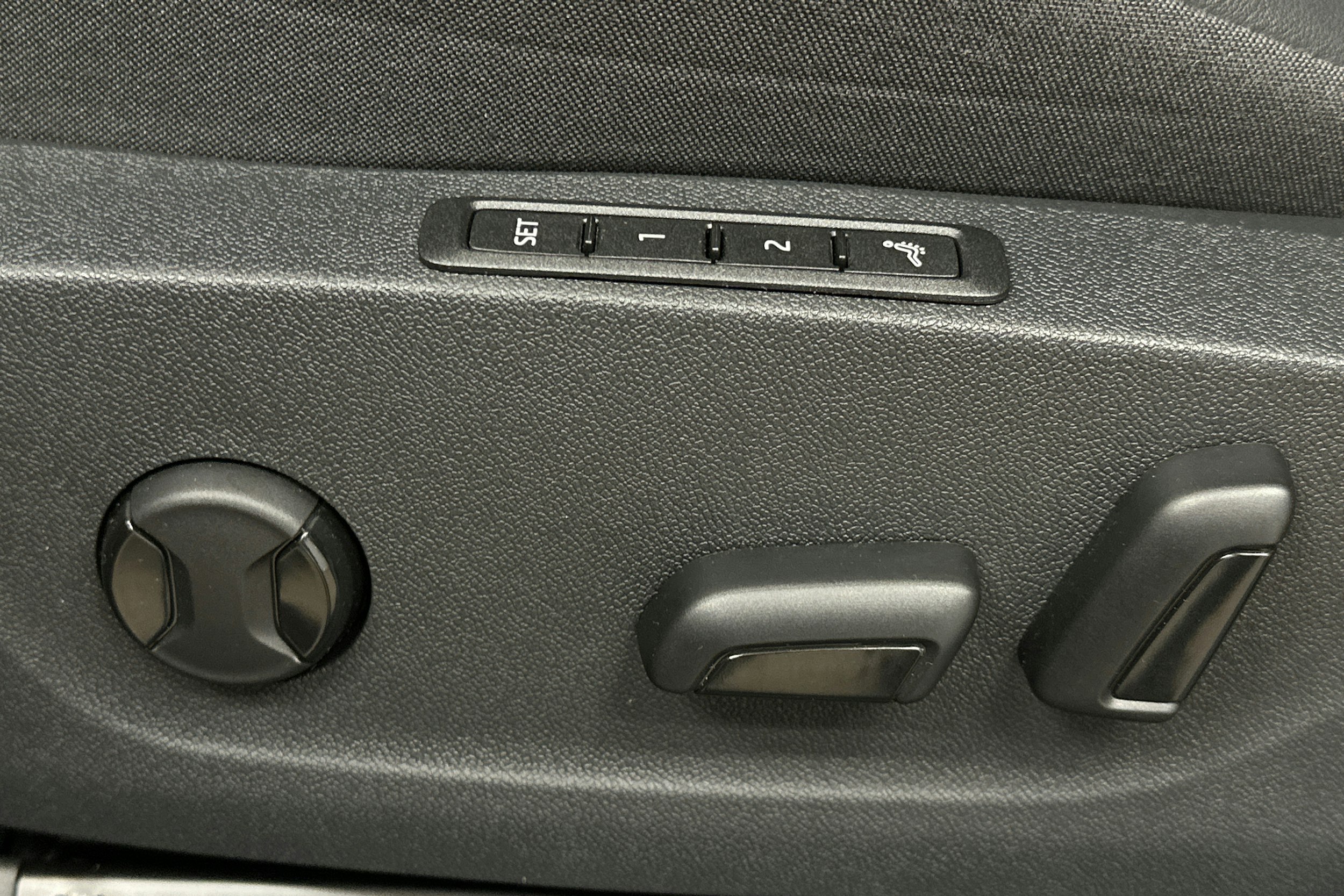 punainen Skoda Enyaq 2025 kuva 19.