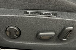 punainen Skoda Enyaq 2025 kuva 19.