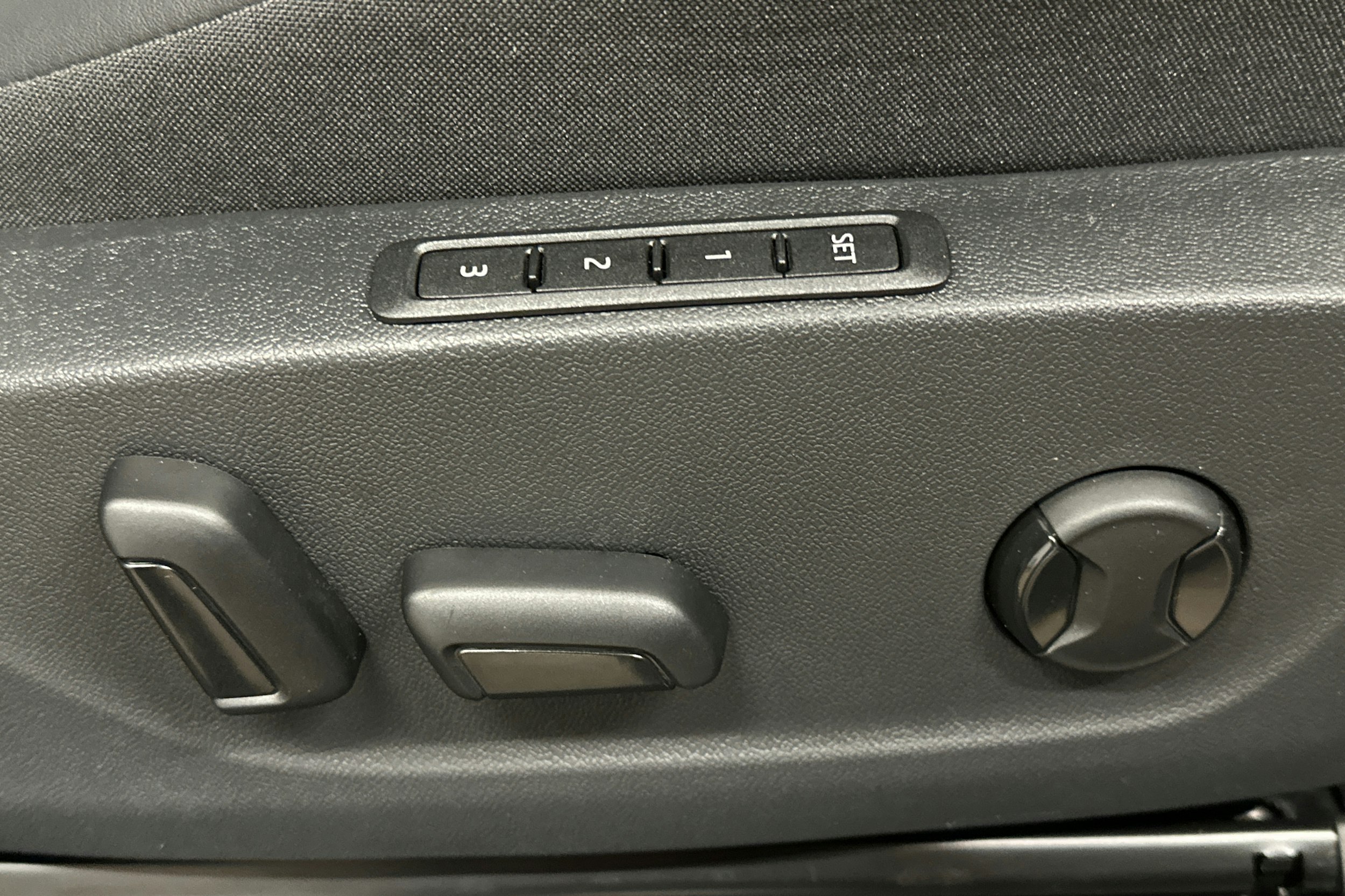 punainen Skoda Enyaq 2025 kuva 20.