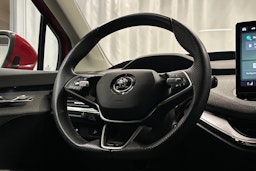 punainen Skoda Enyaq 2025 kuva 21.