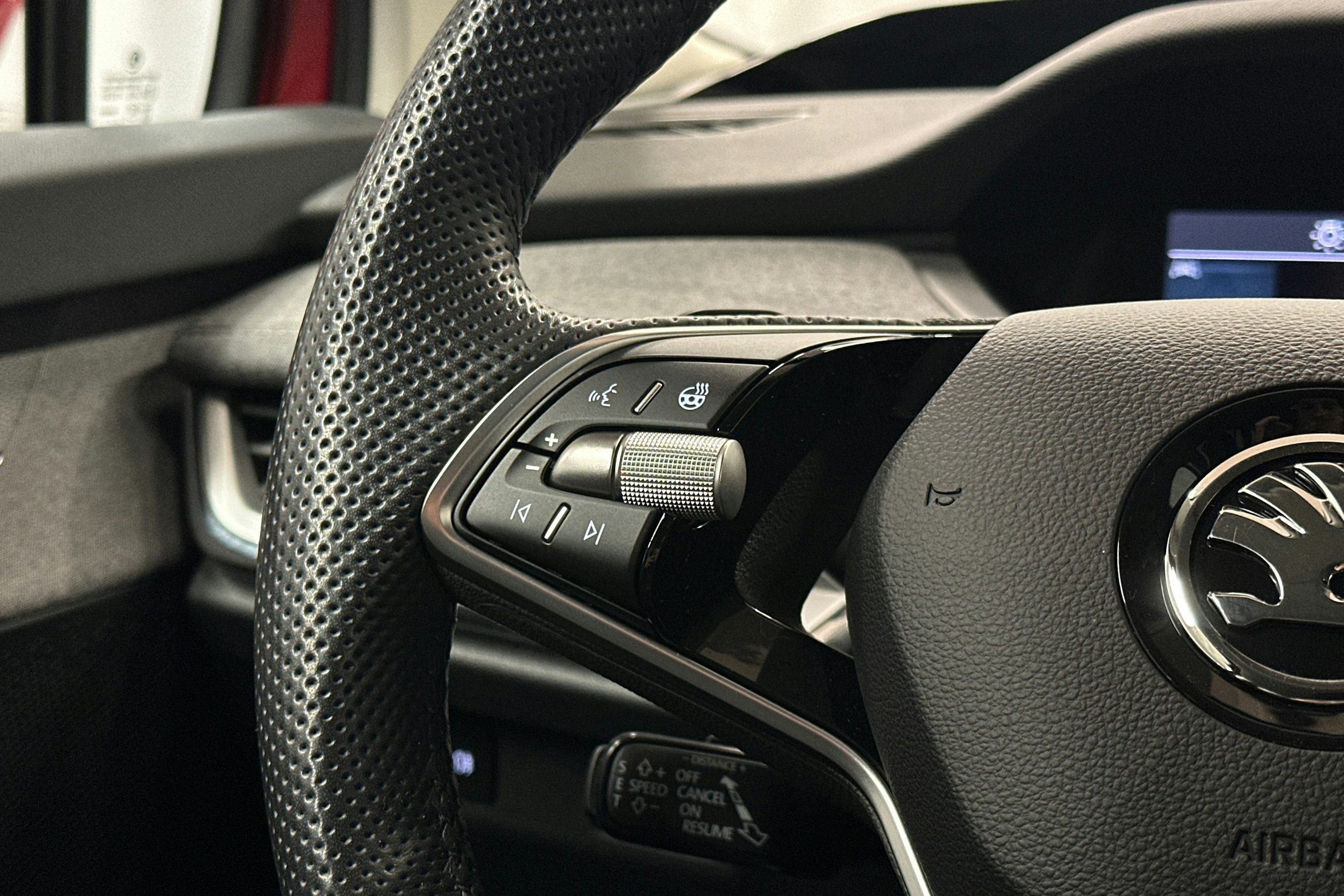 punainen Skoda Enyaq 2025 kuva 22.