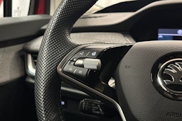 punainen Skoda Enyaq 2025 kuva 22.