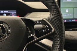 punainen Skoda Enyaq 2025 kuva 23.