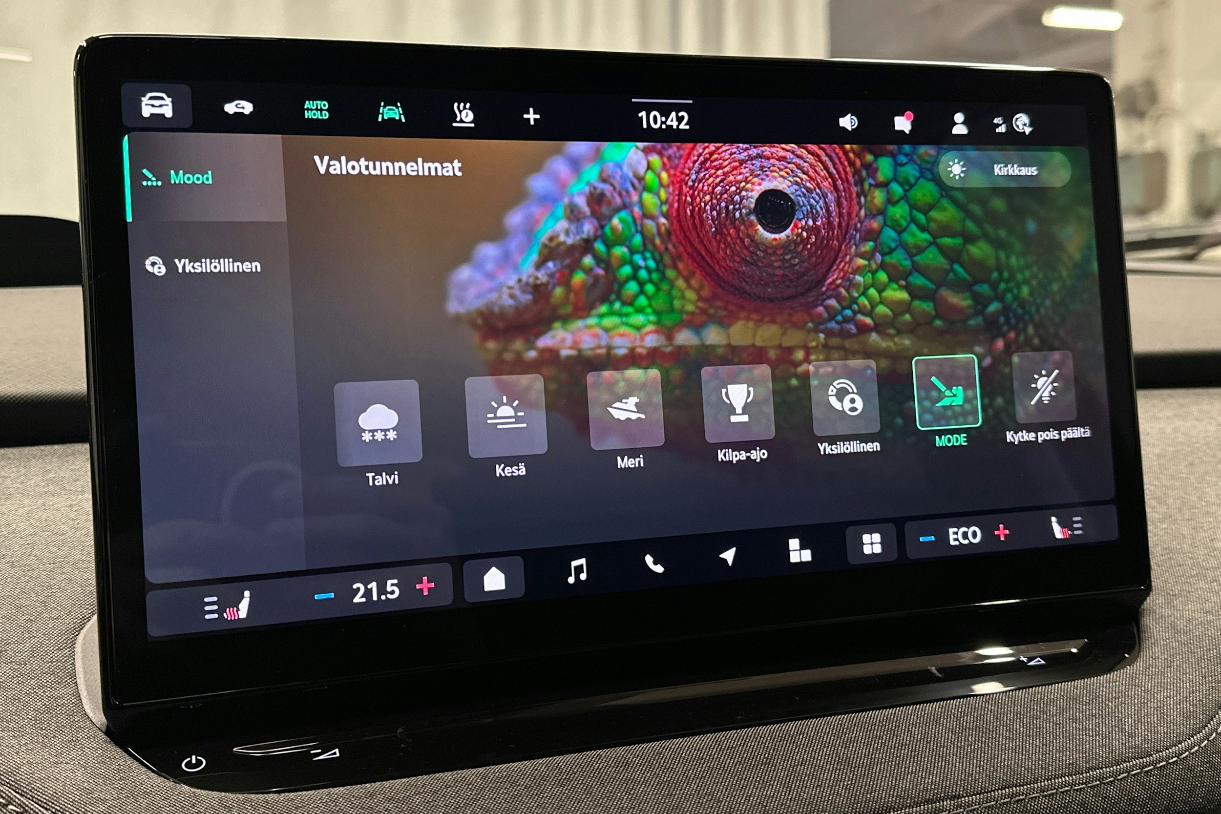 punainen Skoda Enyaq 2025 kuva 32.