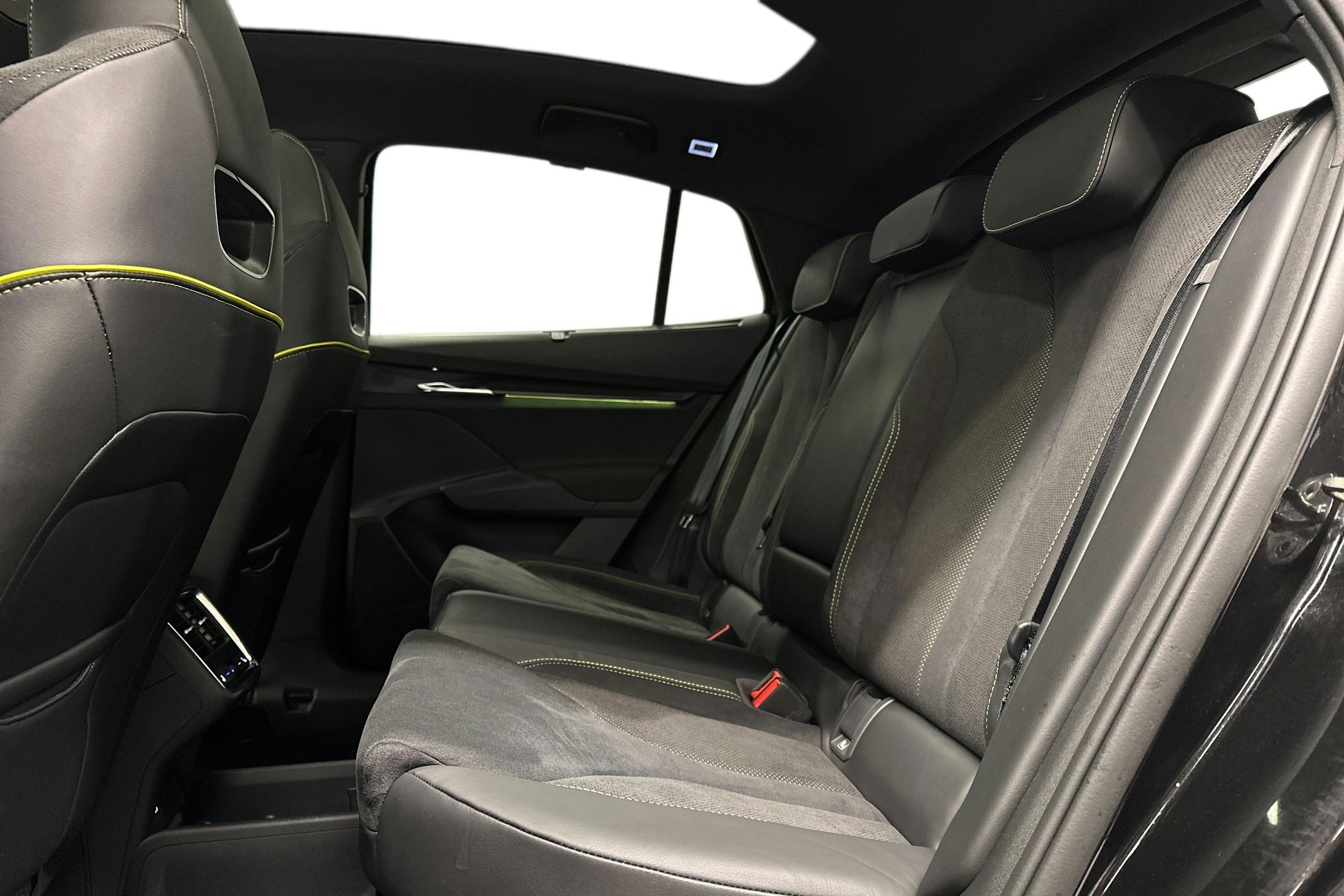 musta Skoda Enyaq 2024 kuva 10.