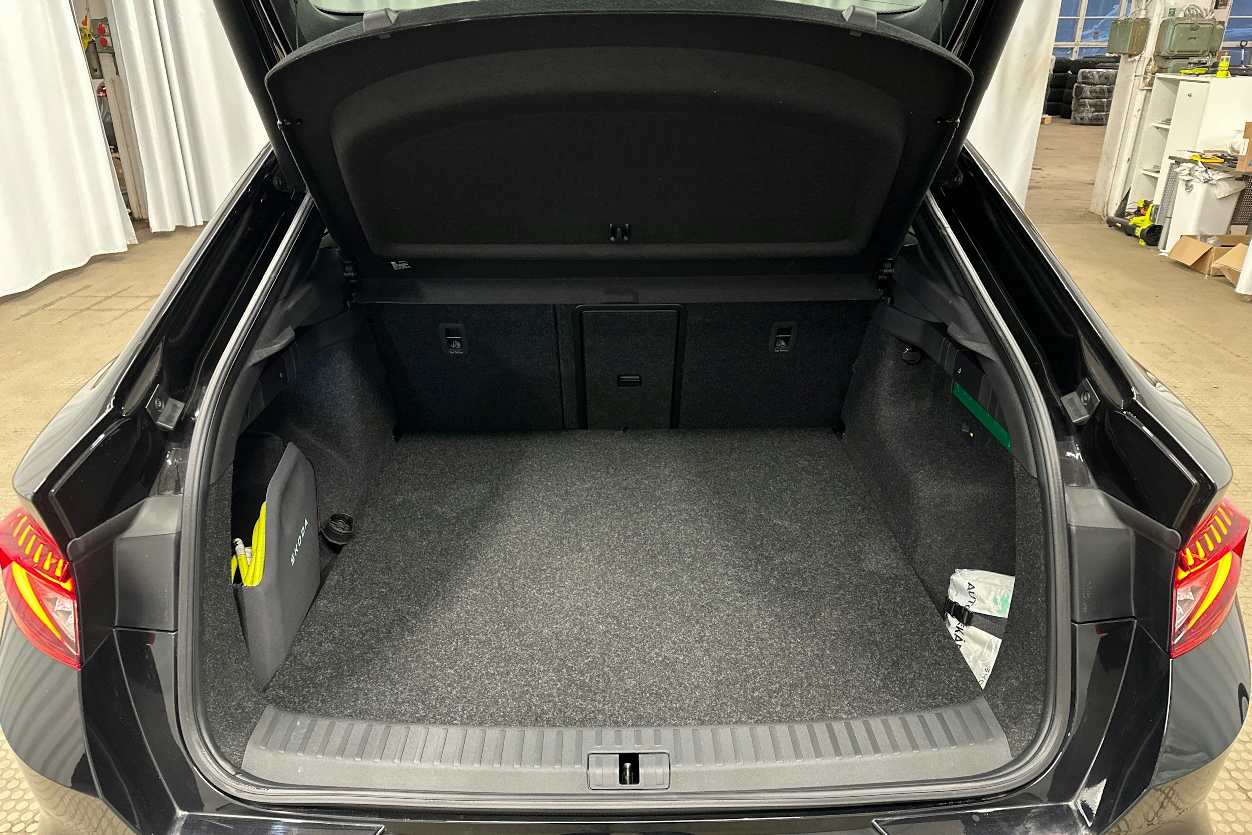 musta Skoda Enyaq 2024 kuva 14.