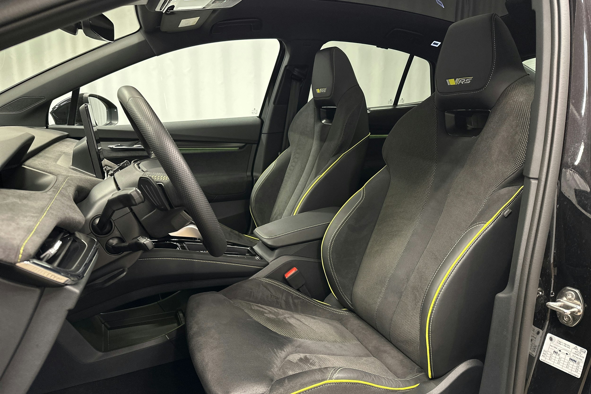 musta Skoda Enyaq 2024 kuva 18.