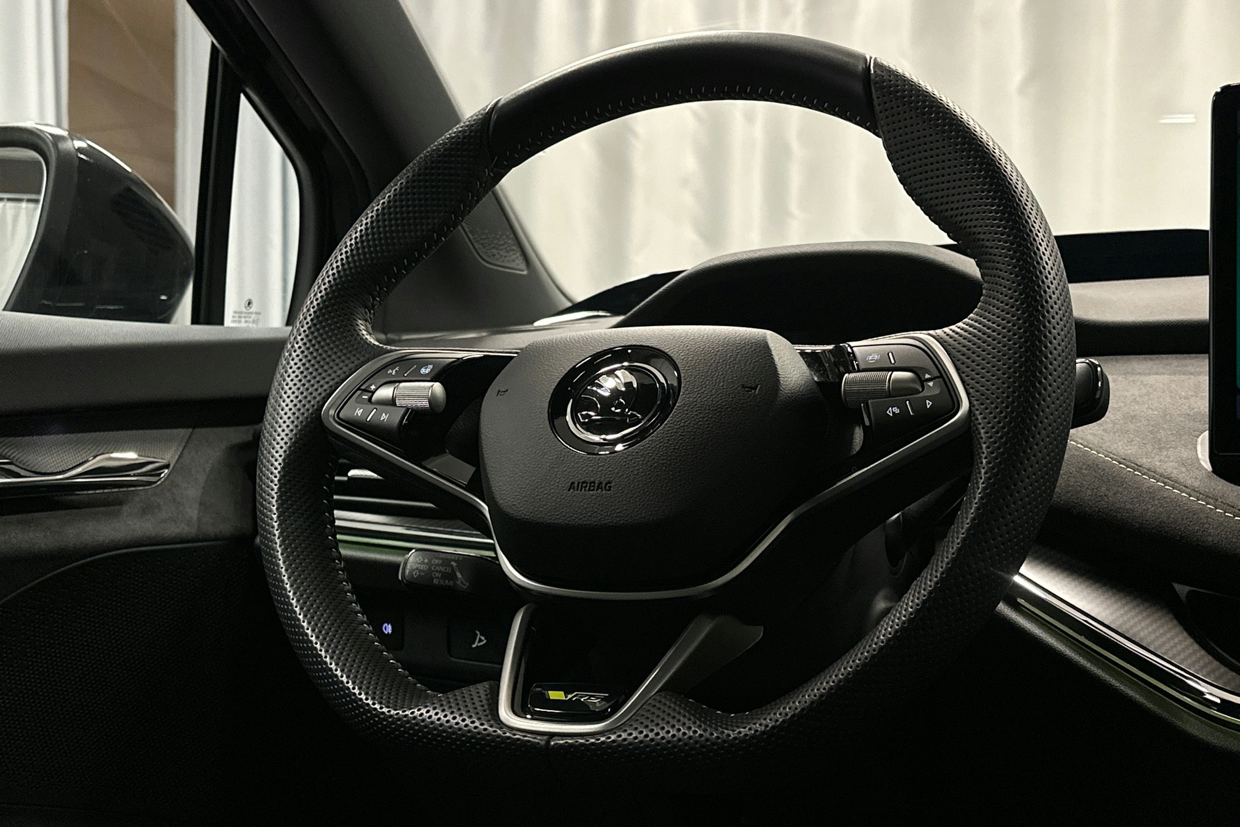 musta Skoda Enyaq 2024 kuva 21.