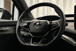 musta Skoda Enyaq 2024 kuva 21.
