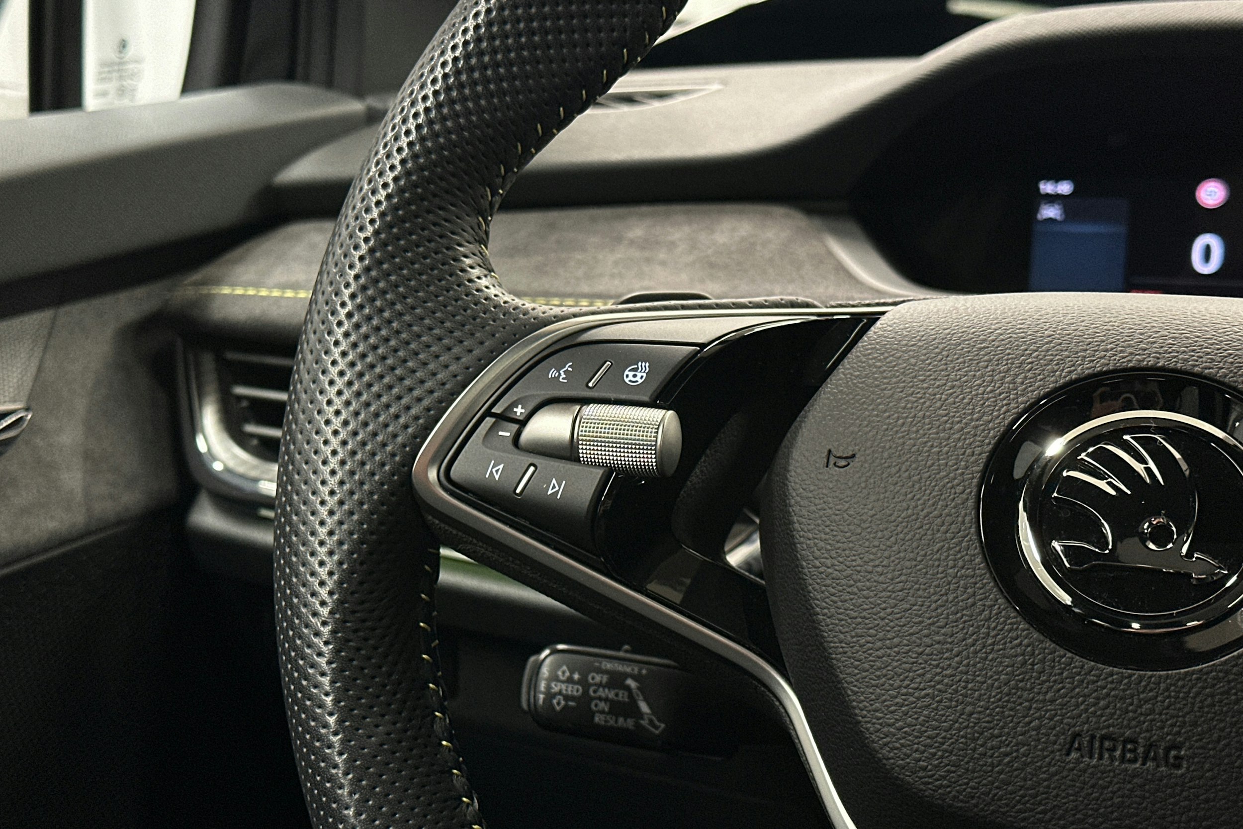 musta Skoda Enyaq 2024 kuva 22.