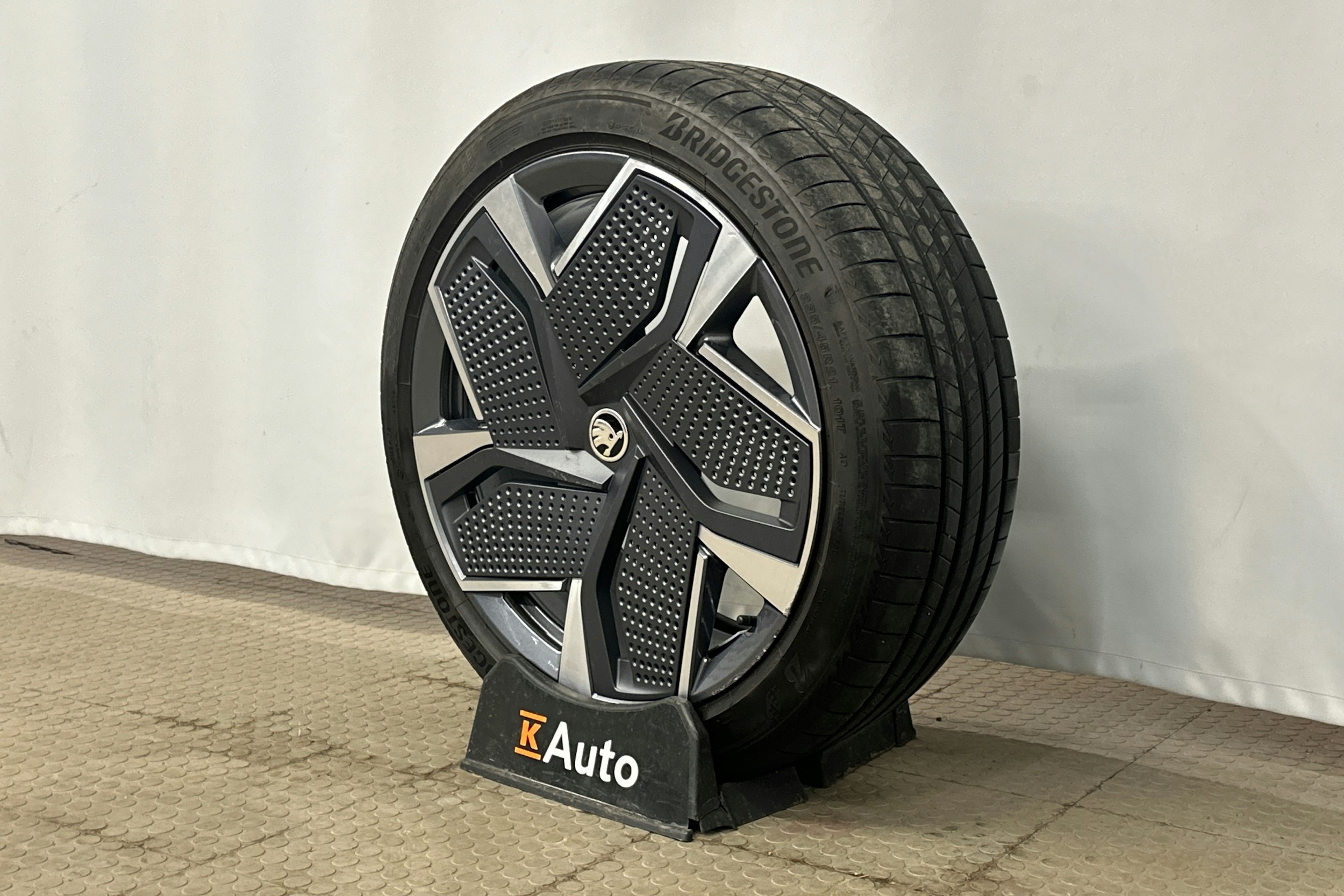 harmaa Skoda Enyaq 2024 kuva 13.