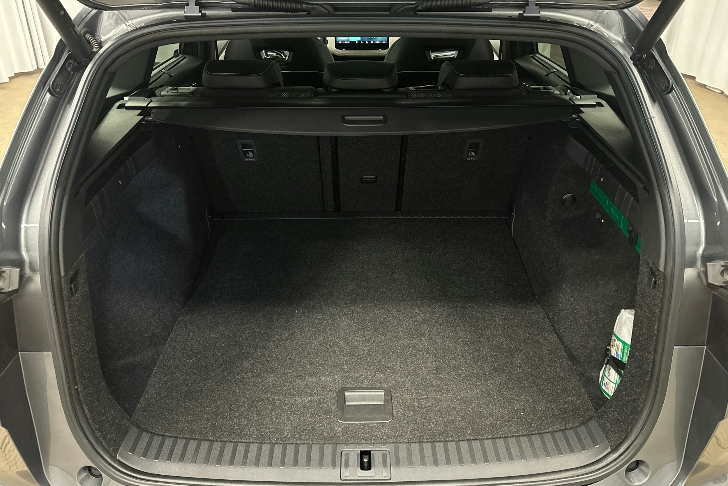 harmaa Skoda Enyaq 2024 kuva 14.