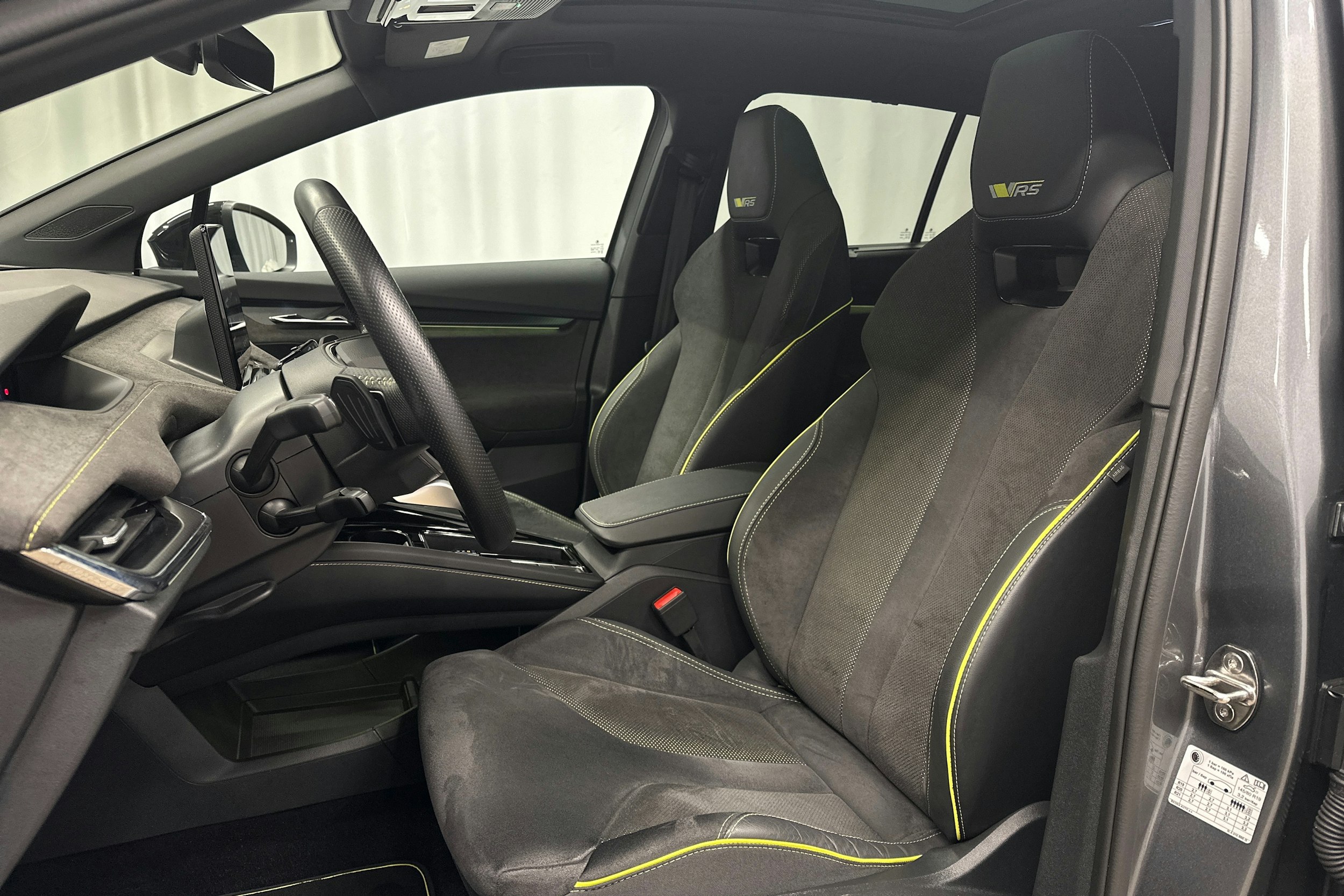 harmaa Skoda Enyaq 2024 kuva 18.