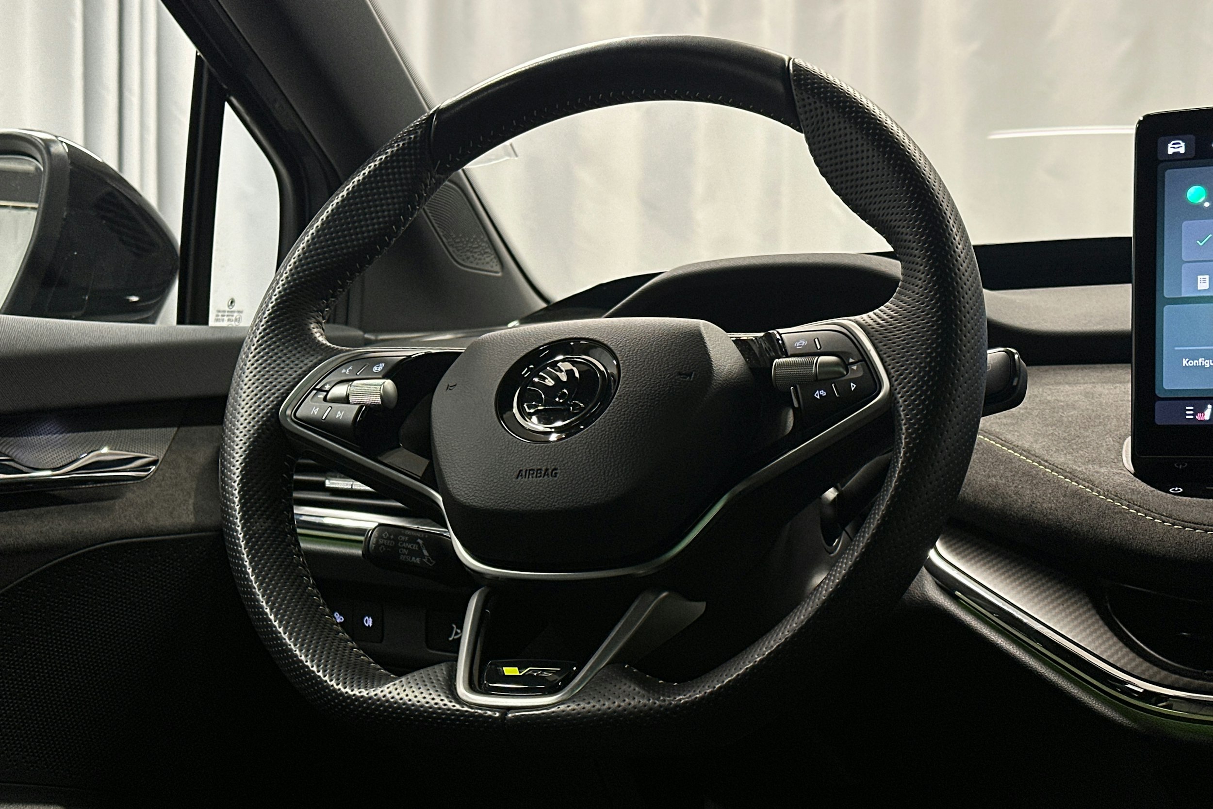 harmaa Skoda Enyaq 2024 kuva 21.