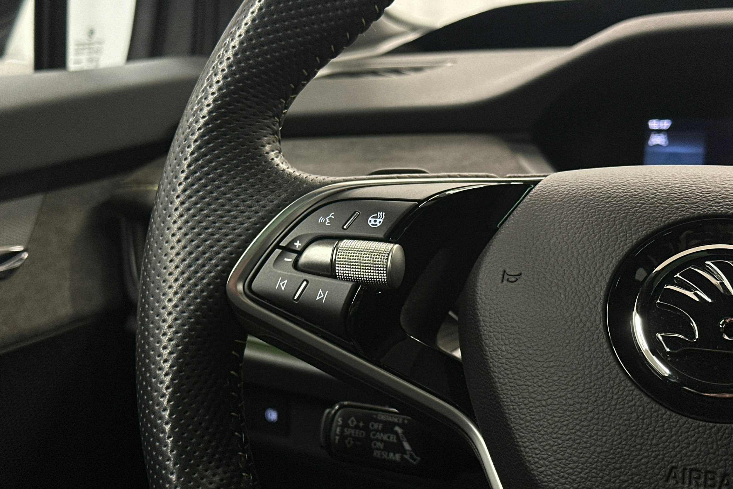 harmaa Skoda Enyaq 2024 kuva 22.