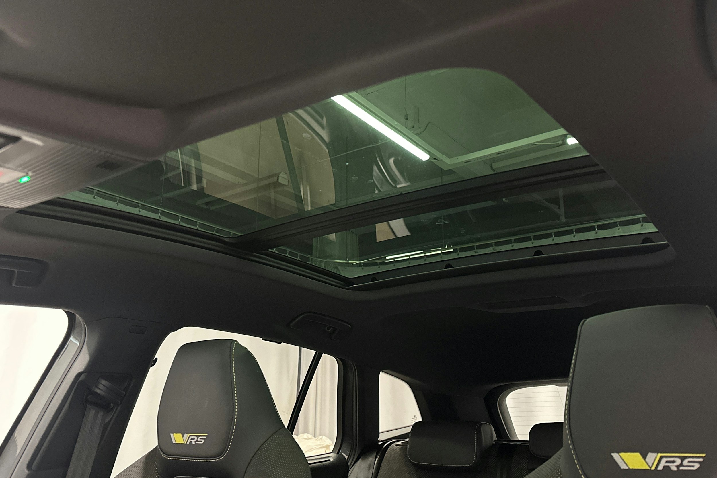 harmaa Skoda Enyaq 2024 kuva 39.