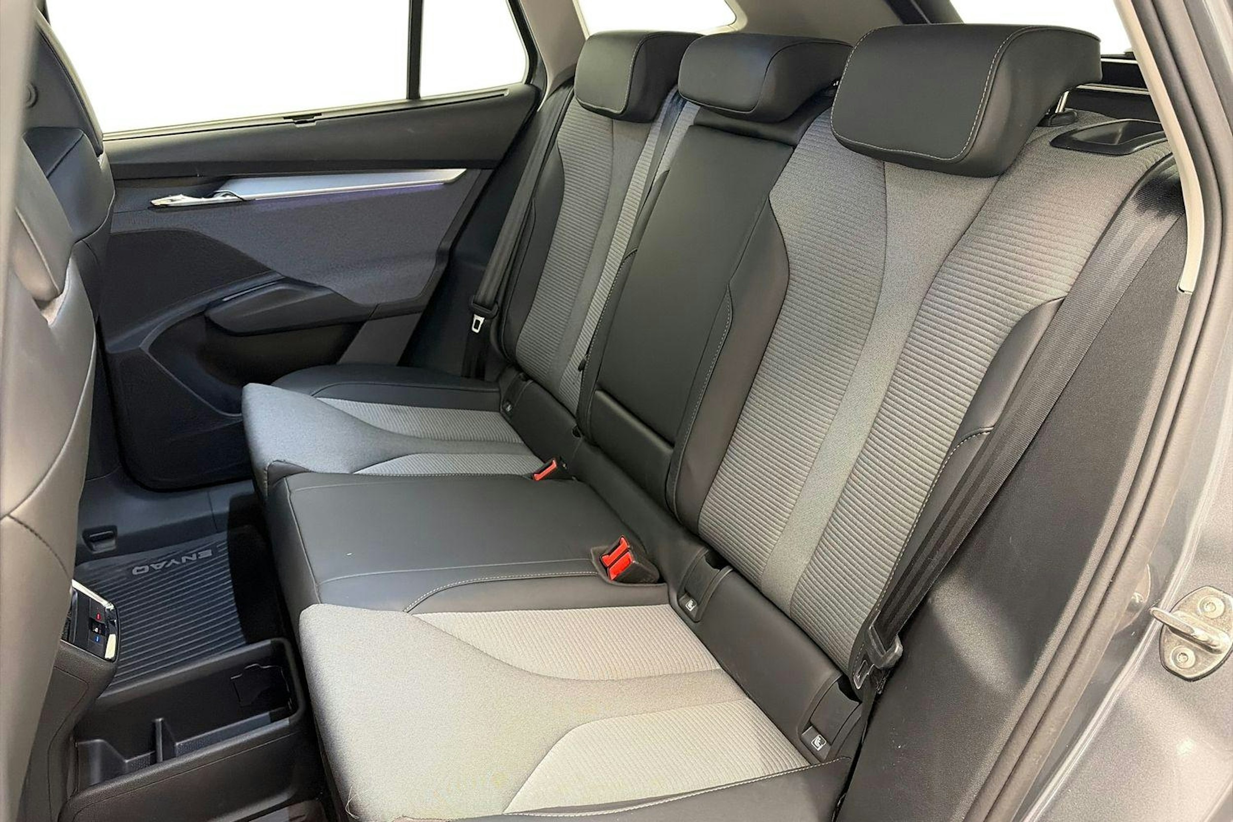 harmaa Skoda Enyaq 2023 kuva 10.