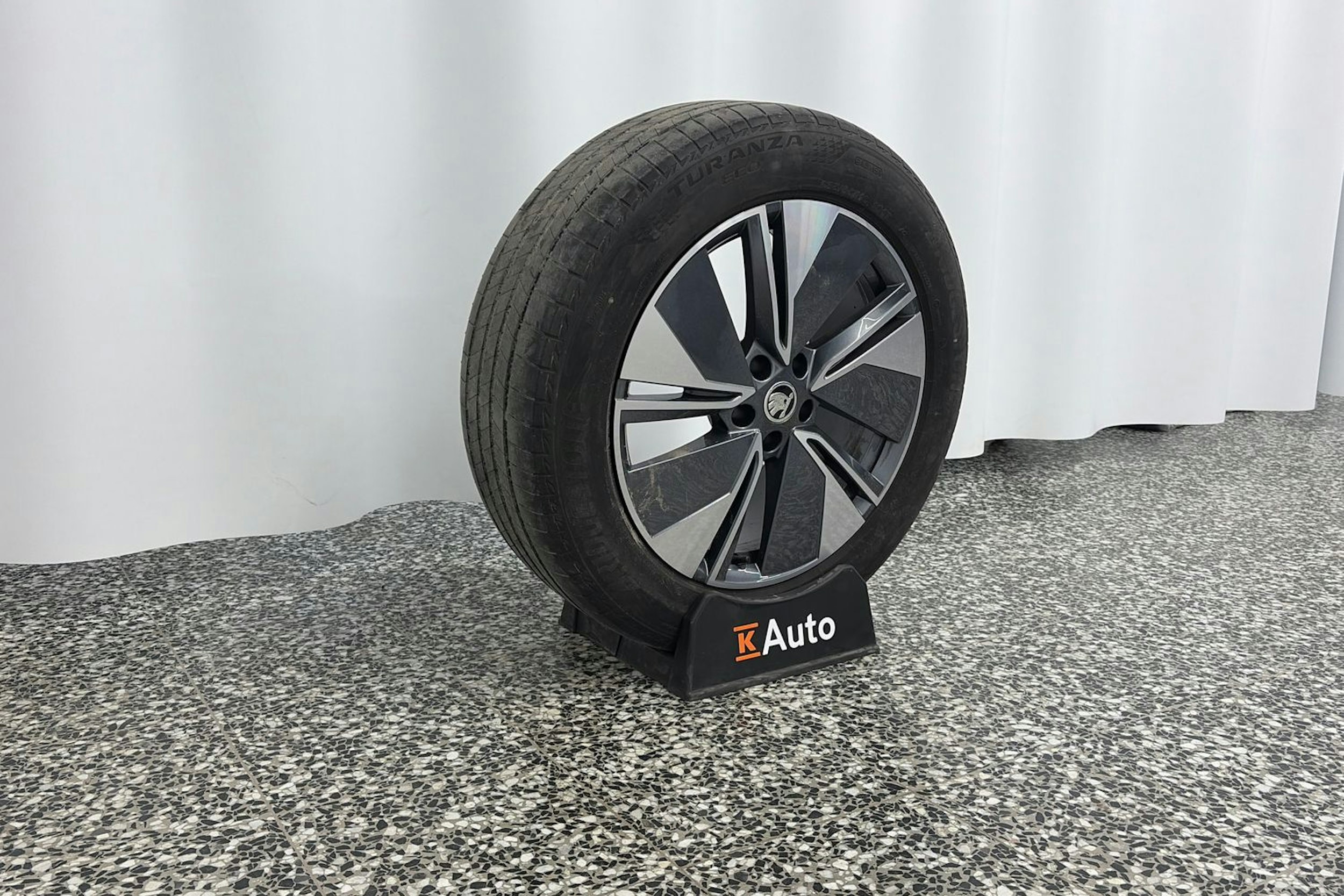 harmaa Skoda Enyaq 2023 kuva 13.