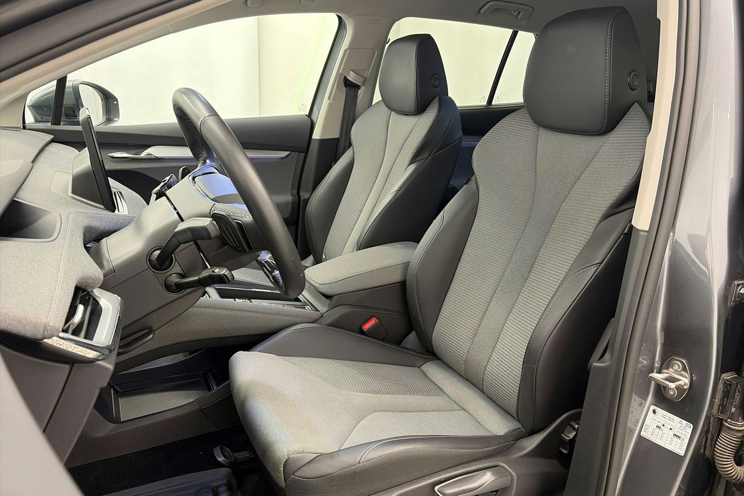 harmaa Skoda Enyaq 2023 kuva 15.