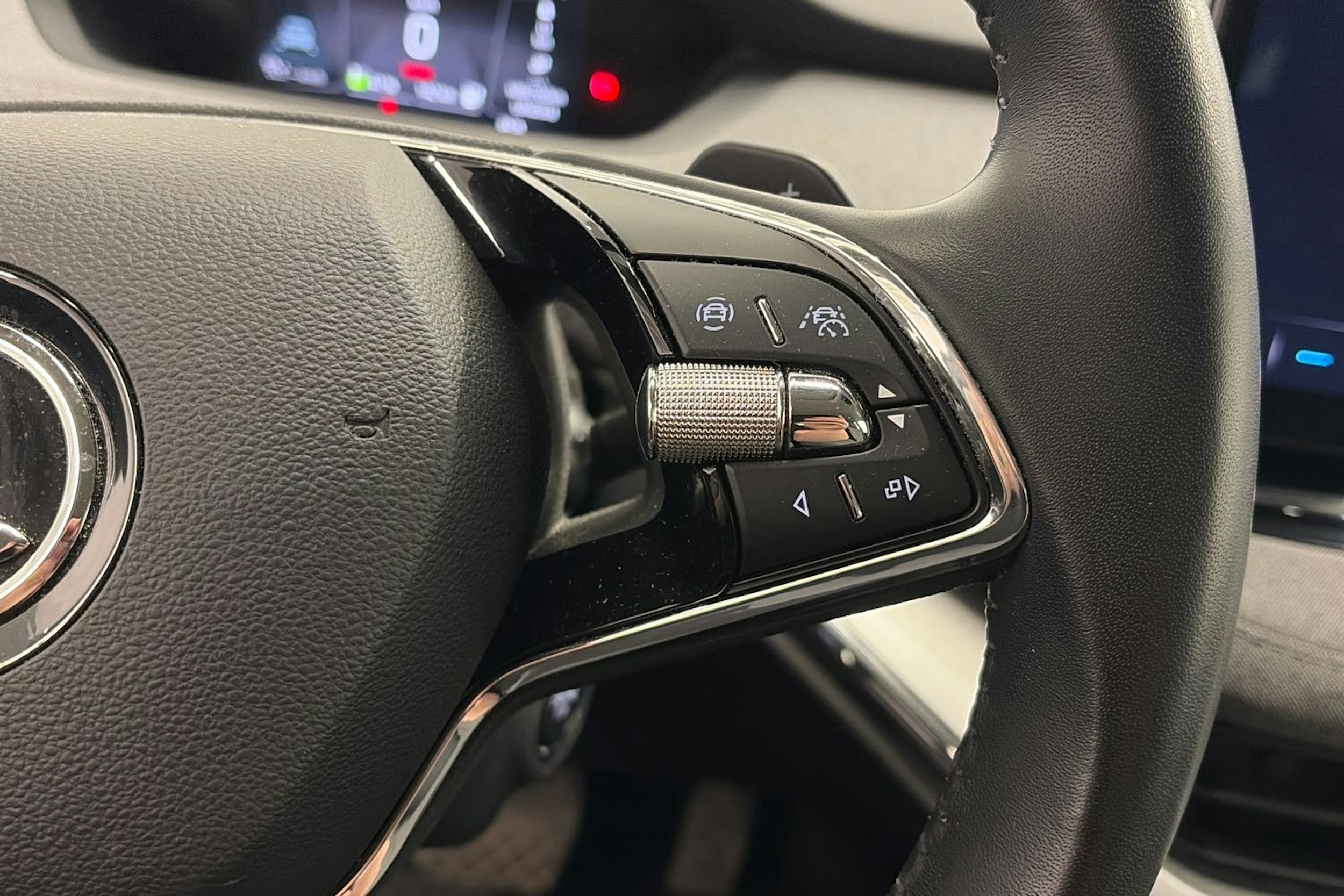 harmaa Skoda Enyaq 2023 kuva 18.