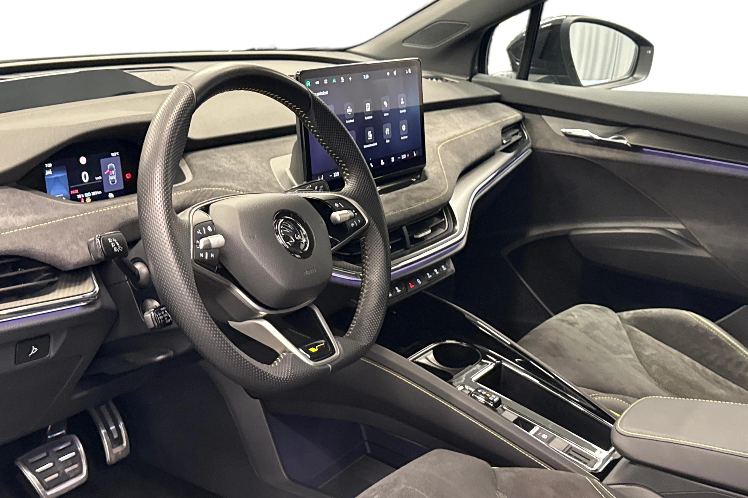 harmaa Skoda Enyaq 2024 kuva 8.