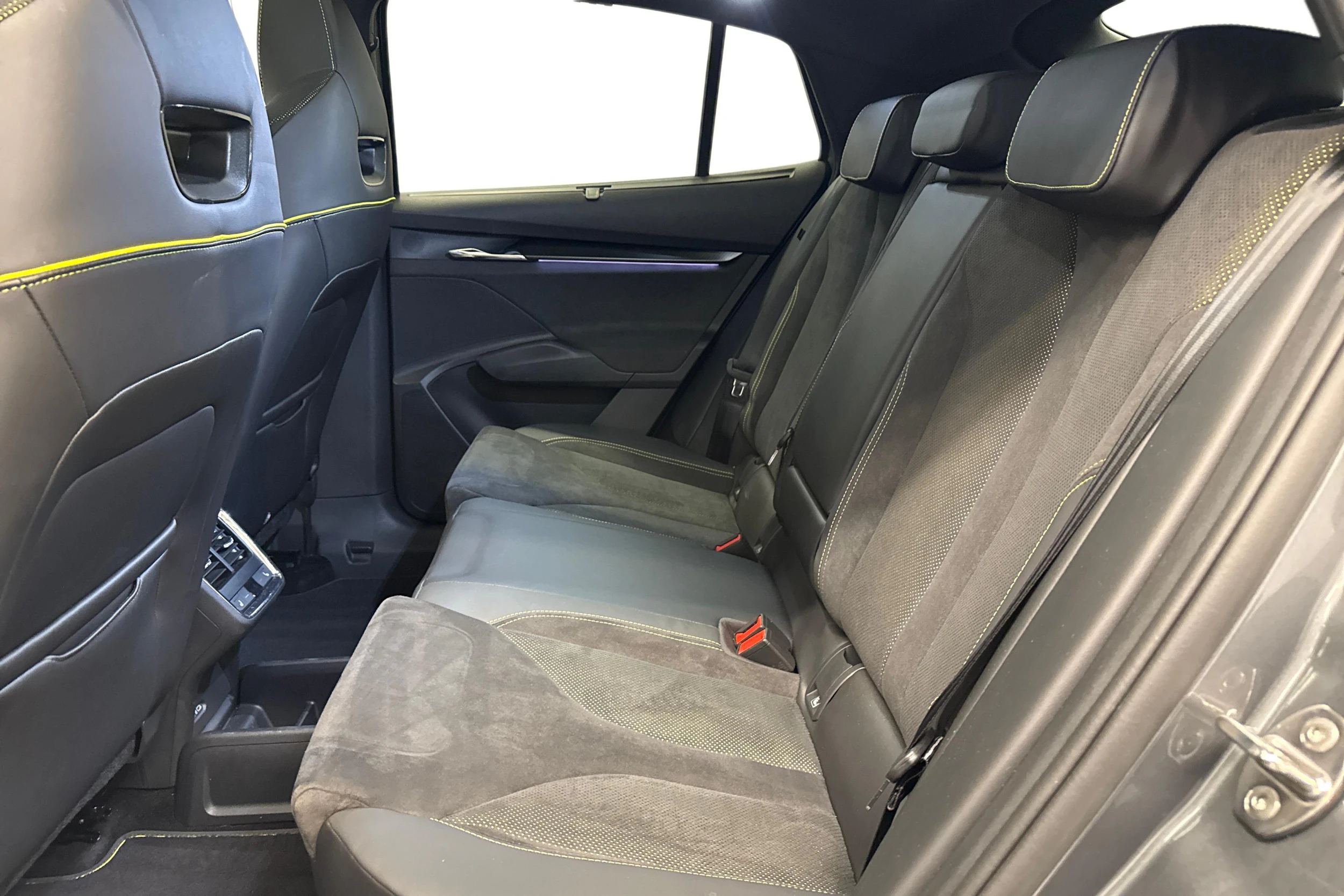 harmaa Skoda Enyaq 2024 kuva 11.
