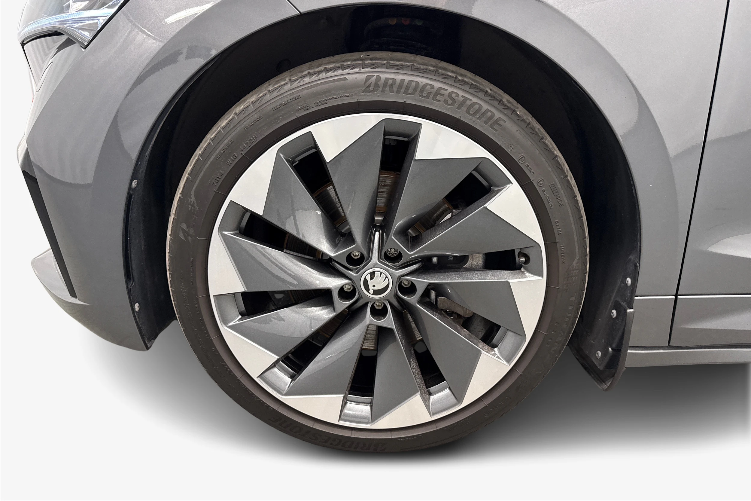 harmaa Skoda Enyaq 2024 kuva 12.