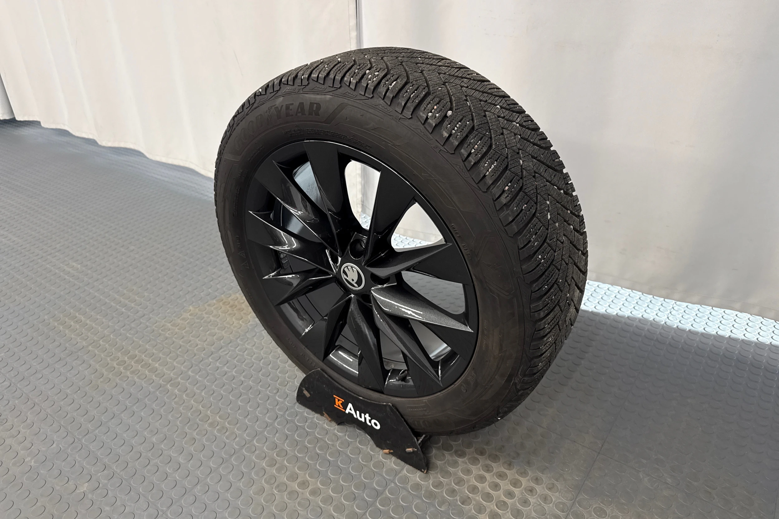 harmaa Skoda Enyaq 2024 kuva 13.