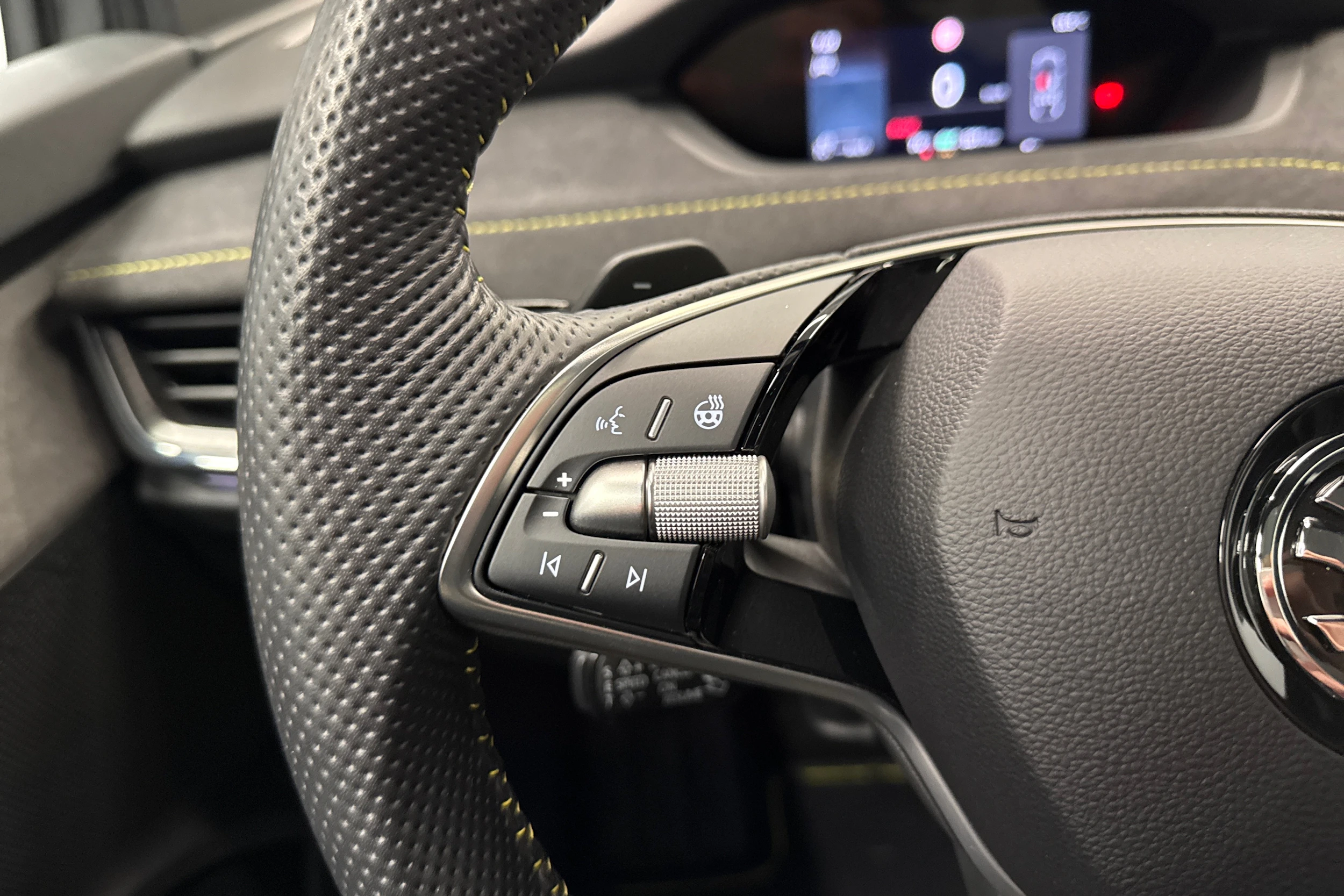 harmaa Skoda Enyaq 2024 kuva 16.