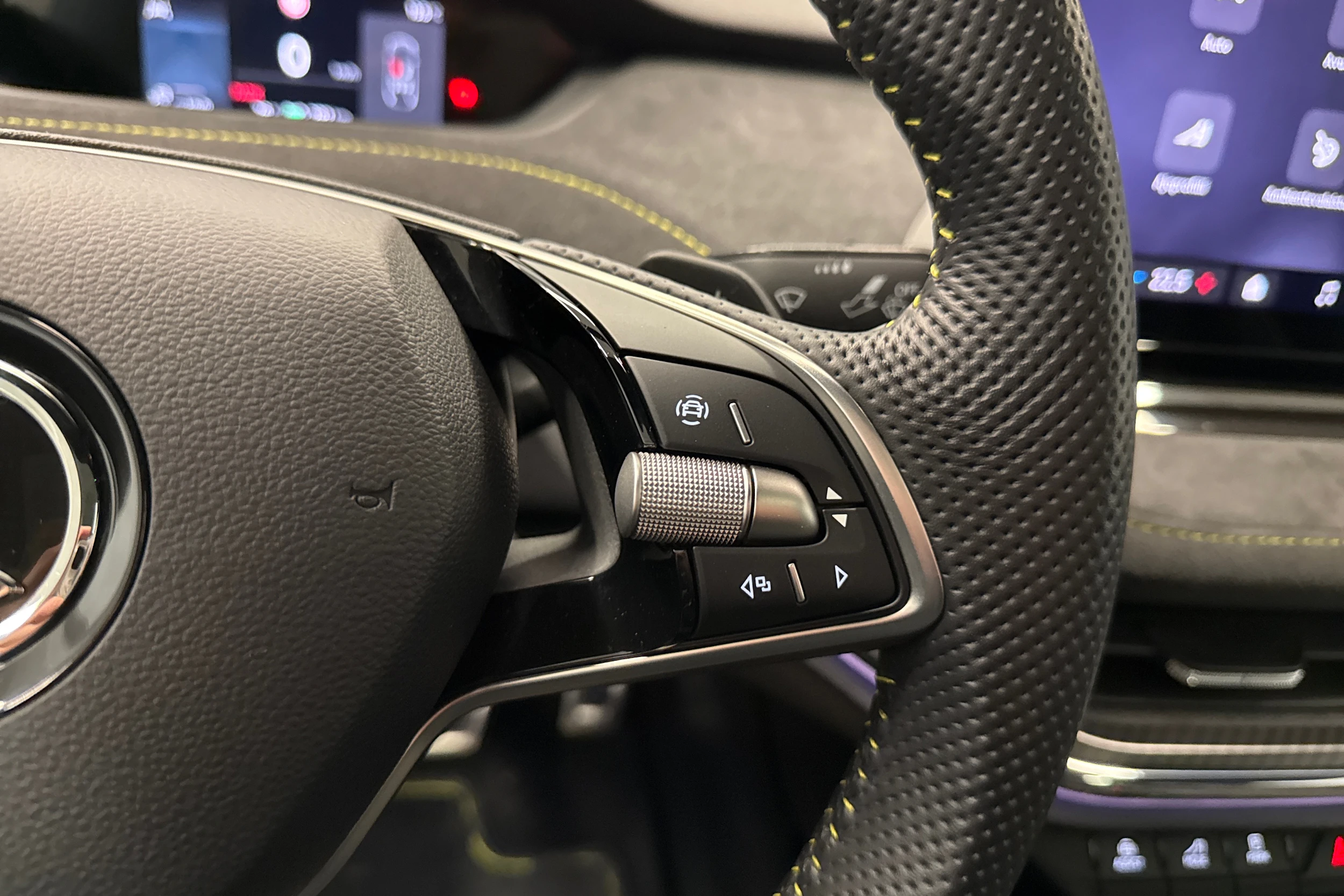 harmaa Skoda Enyaq 2024 kuva 17.